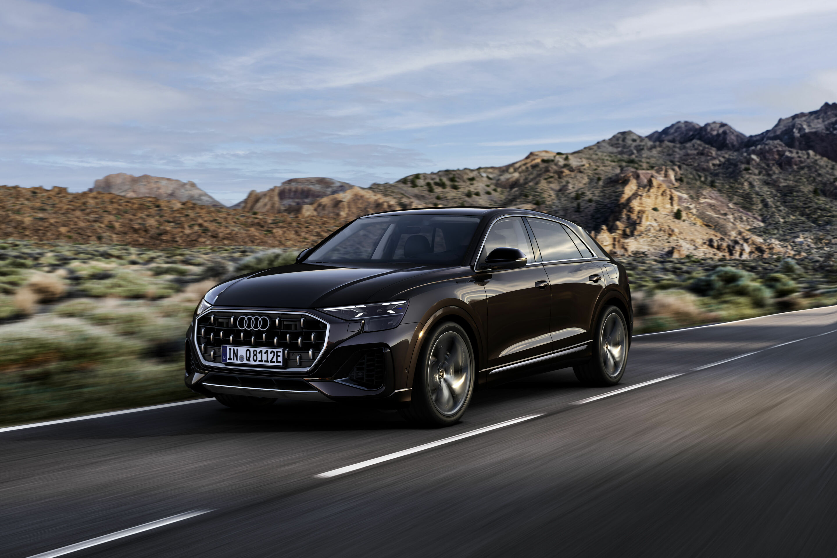 Audi Q8 TFSI e quattro - Fahraufnahme, 
Farbe: Tamarindenbraun Metallic
