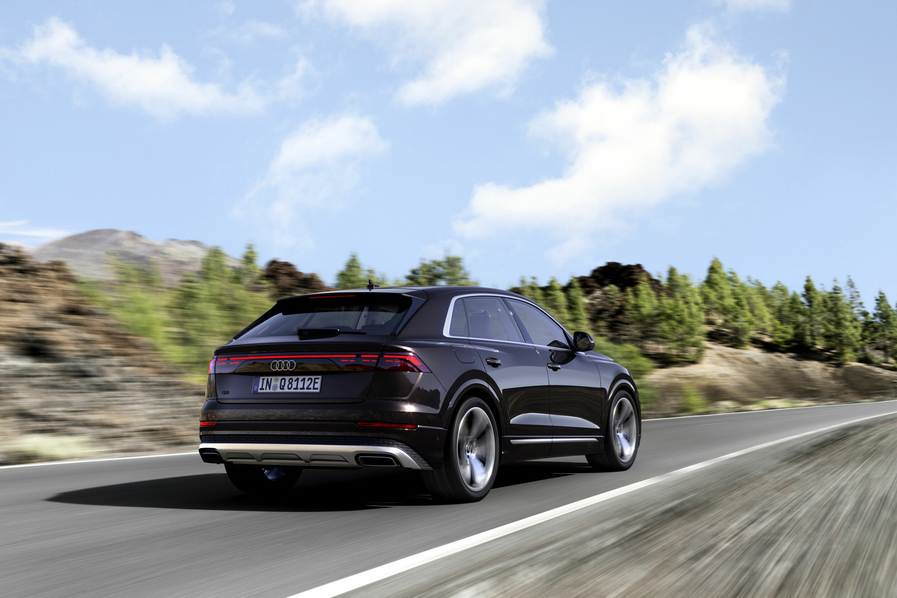 Audi Q8 TFSI e quattro - Fahraufnahme, 
Farbe: Tamarindenbraun Metallic