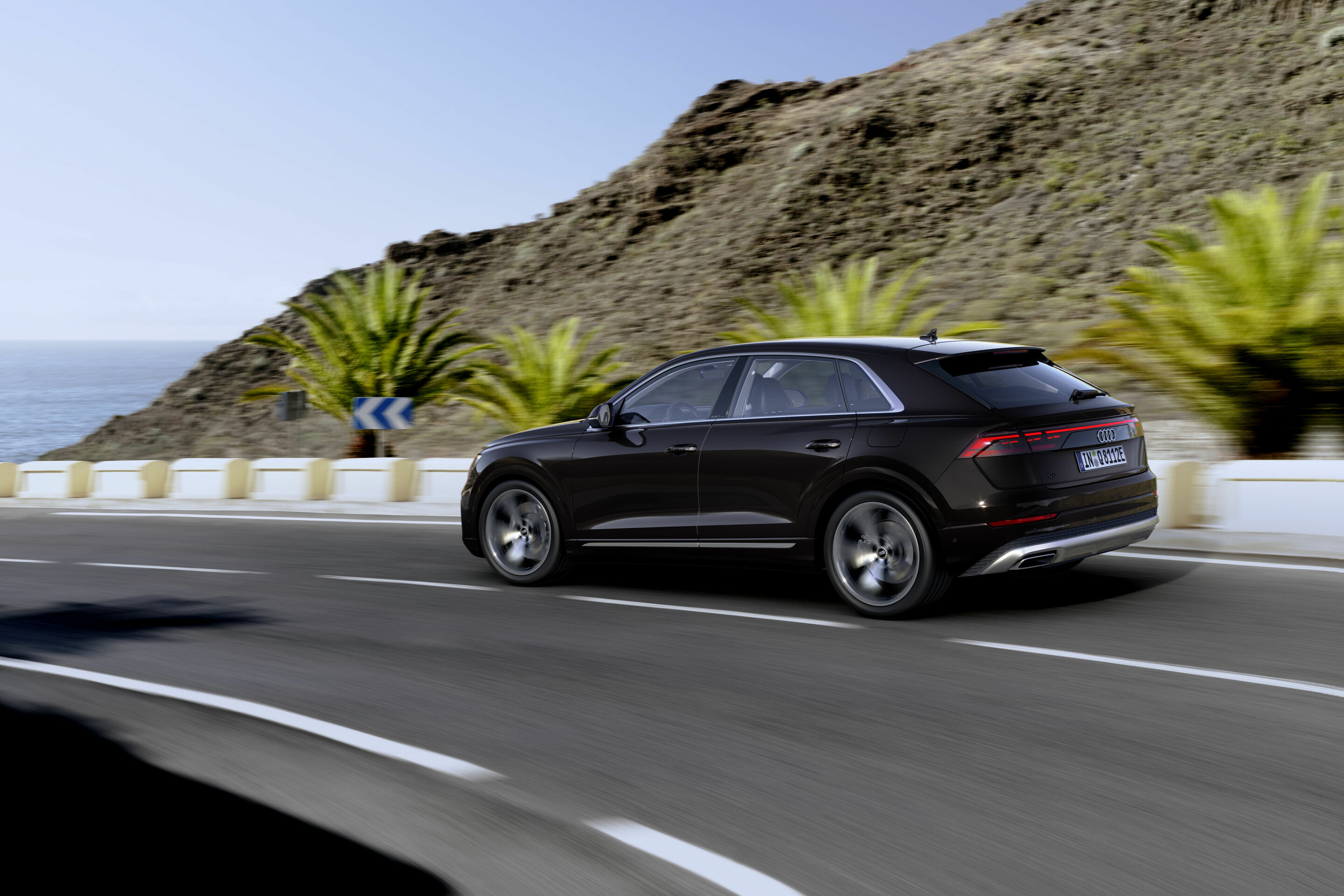 Audi Q8 TFSI e quattro - Fahraufnahme, 
Farbe: Tamarindenbraun Metallic