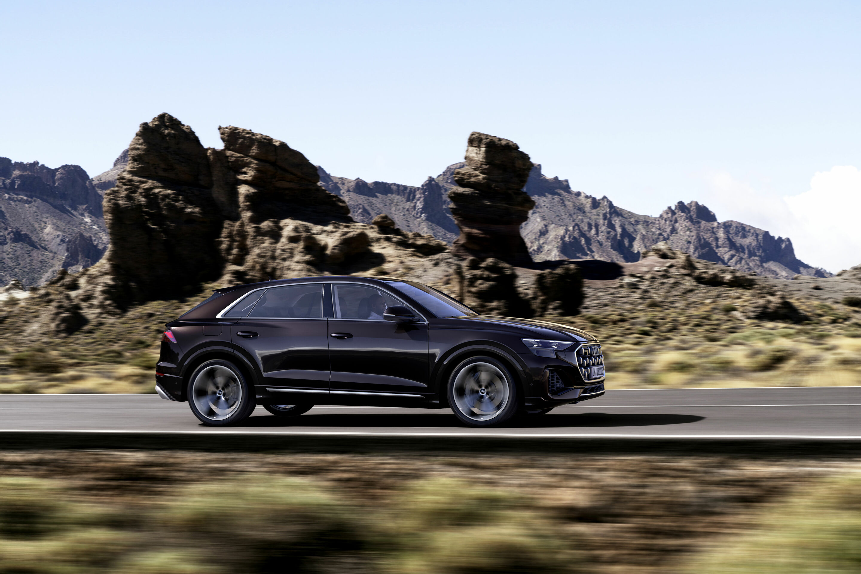 Audi Q8 TFSI e quattro - Fahraufnahme, 
Farbe: Tamarindenbraun Metallic