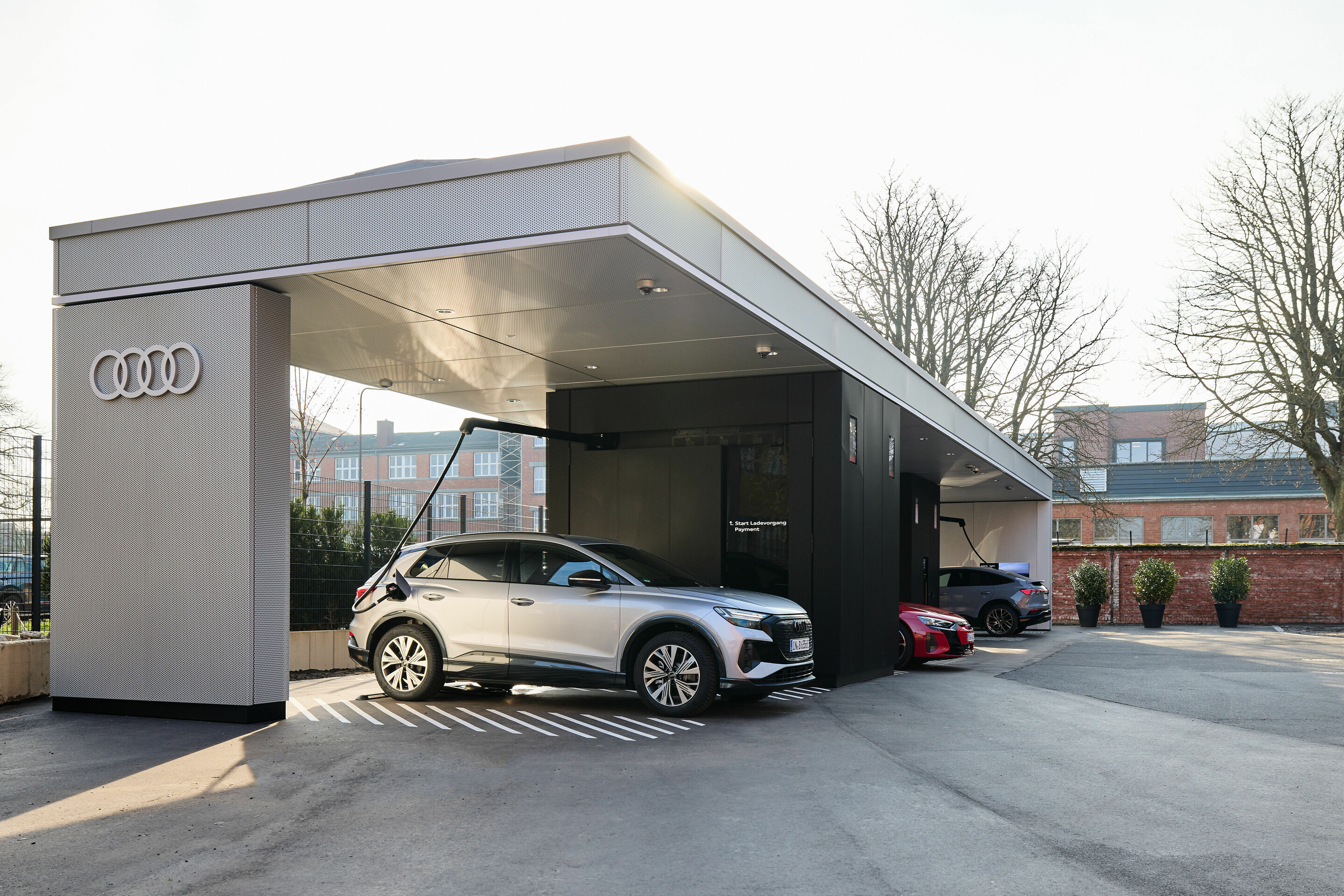 Audi charging hub in Frankfurt - Der Audi Q4 e-tron am Audi charging hub Frankfurt