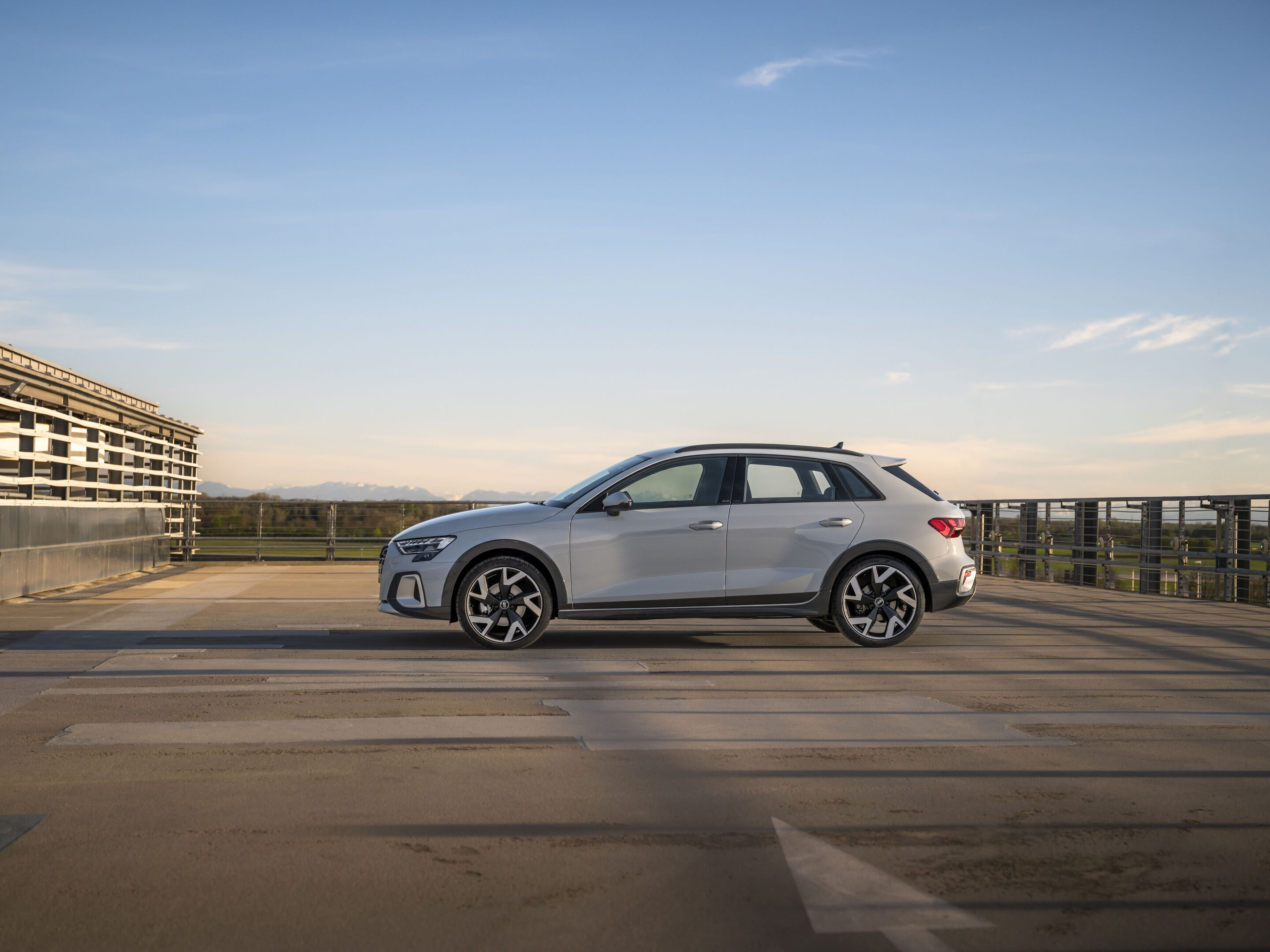 Audi A3 allstreet - Standaufnahme, 
Farbe: Pfeilgrau