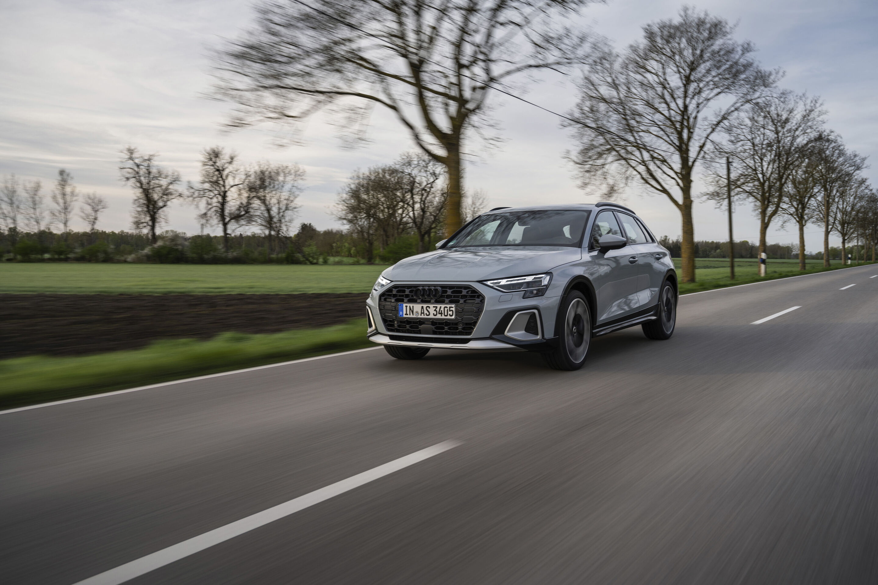 Audi A3 allstreet - Fahraufnahme, 
Farbe: Pfeilgrau