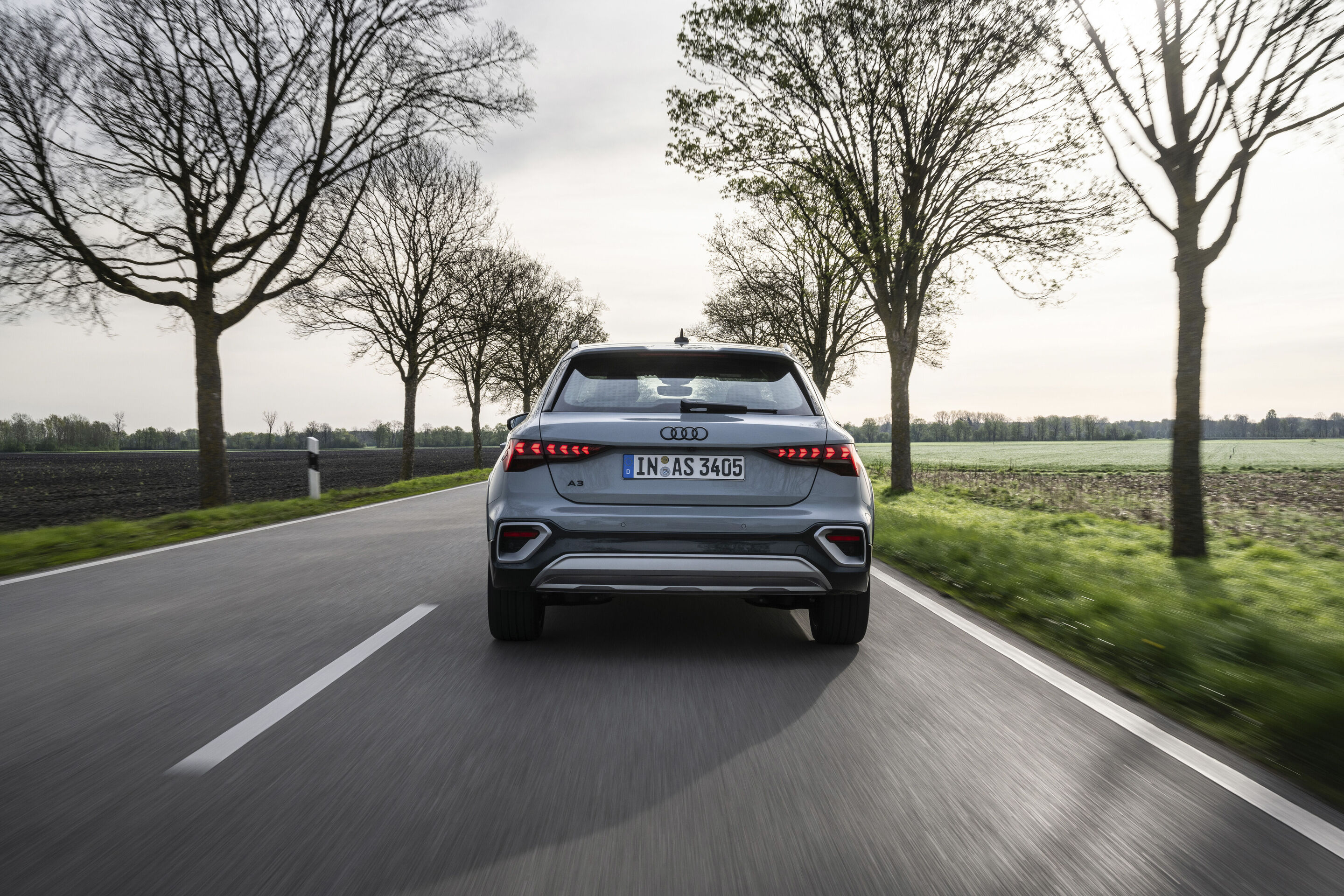 Audi A3 allstreet - Fahraufnahme, 
Farbe: Pfeilgrau