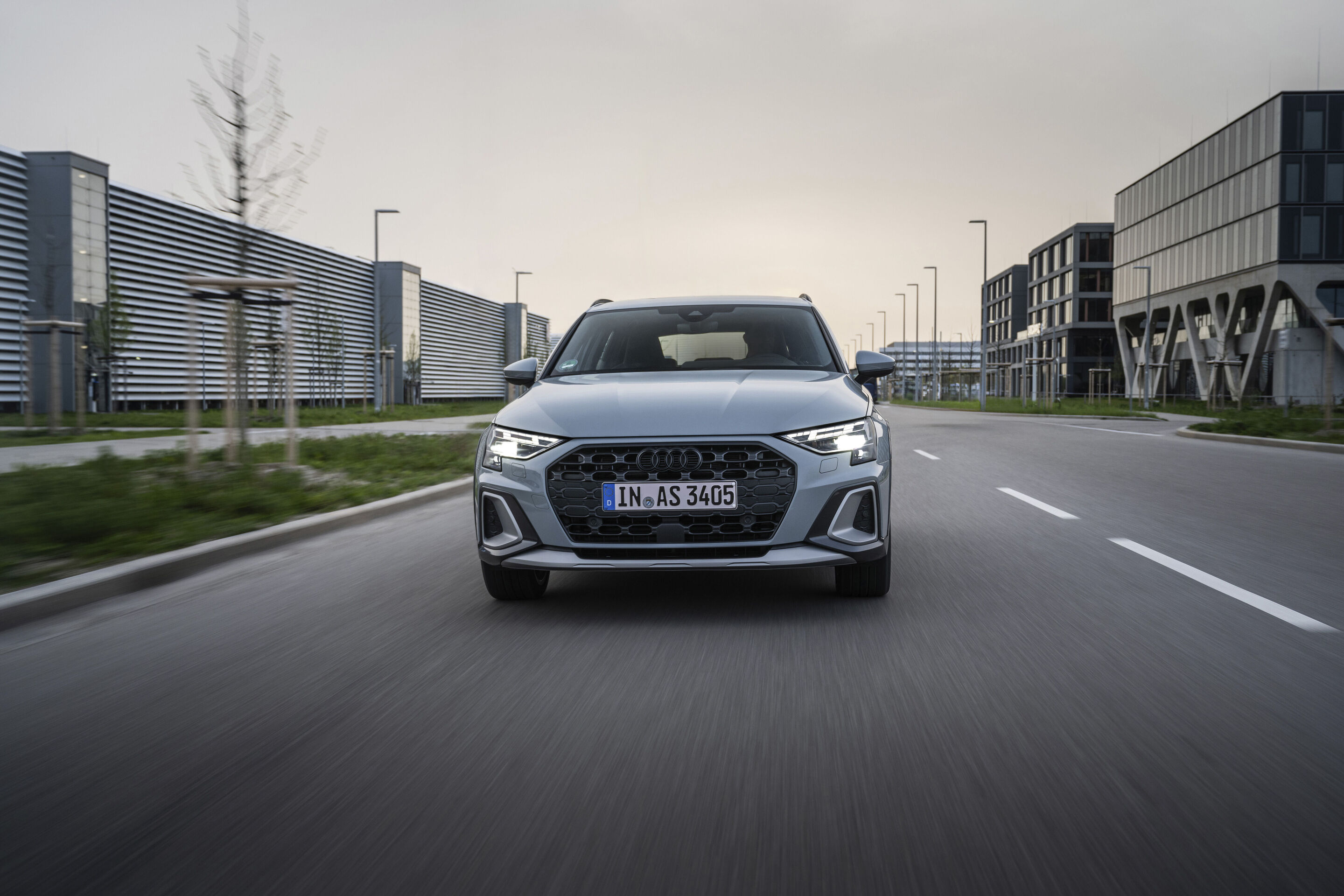 Audi A3 allstreet - Fahraufnahme, 
Farbe: Pfeilgrau