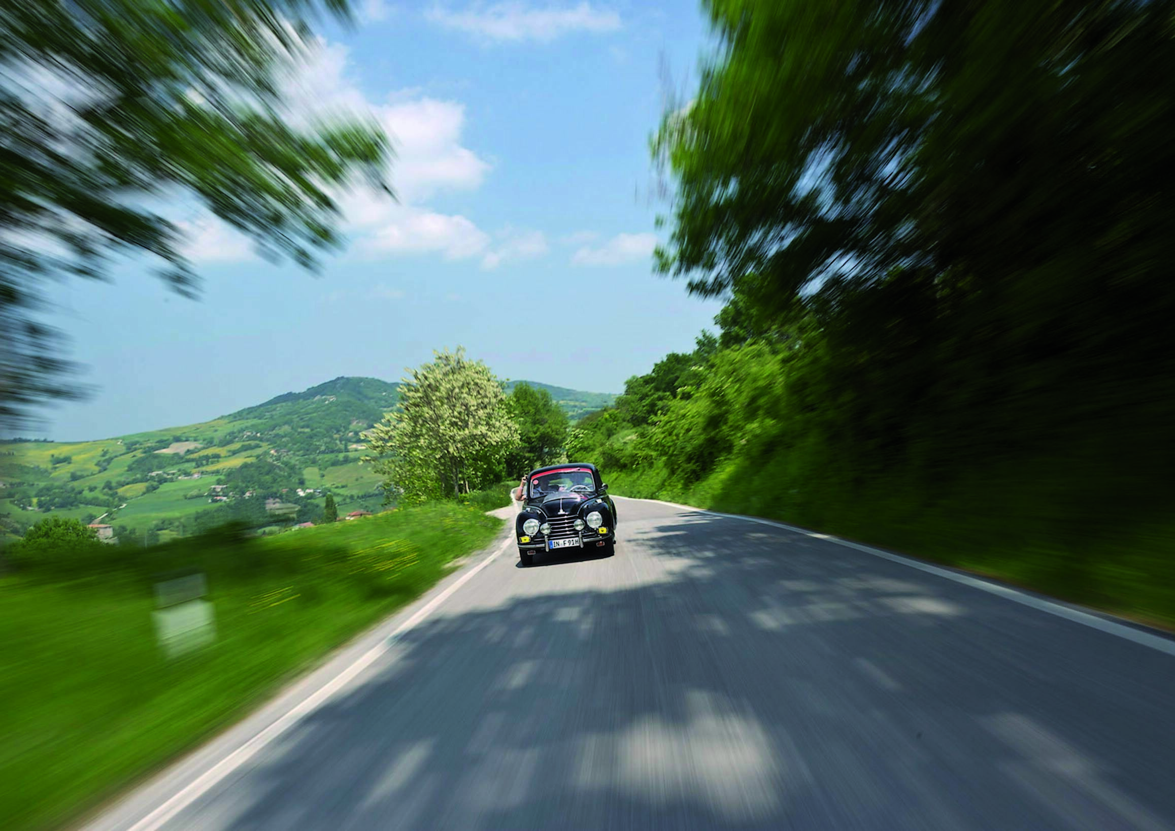 Audi auf der Mille Miglia in 2012: DKW Monza im Doppelpack und der DKW F 91 - Schöne Landschaften, herrliches Wetter, volle Fahrt: Die Mille Miglia übertrifft in ihren besten Momenten sogar die Klischees. Die Fahrer im DKW F 91 müssen aber Gas geben,...