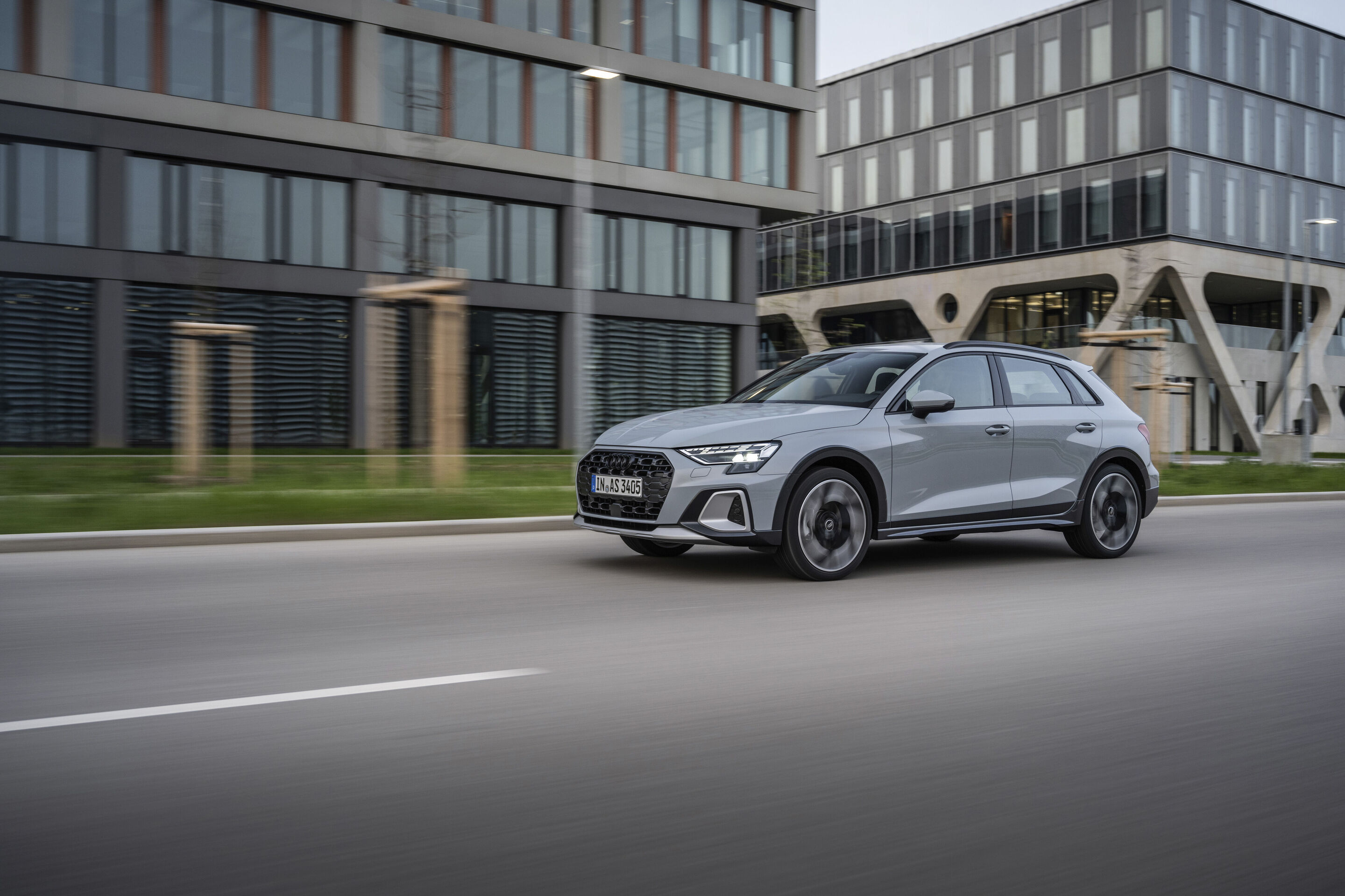 Audi A3 allstreet - Fahraufnahme, 
Farbe: Pfeilgrau
