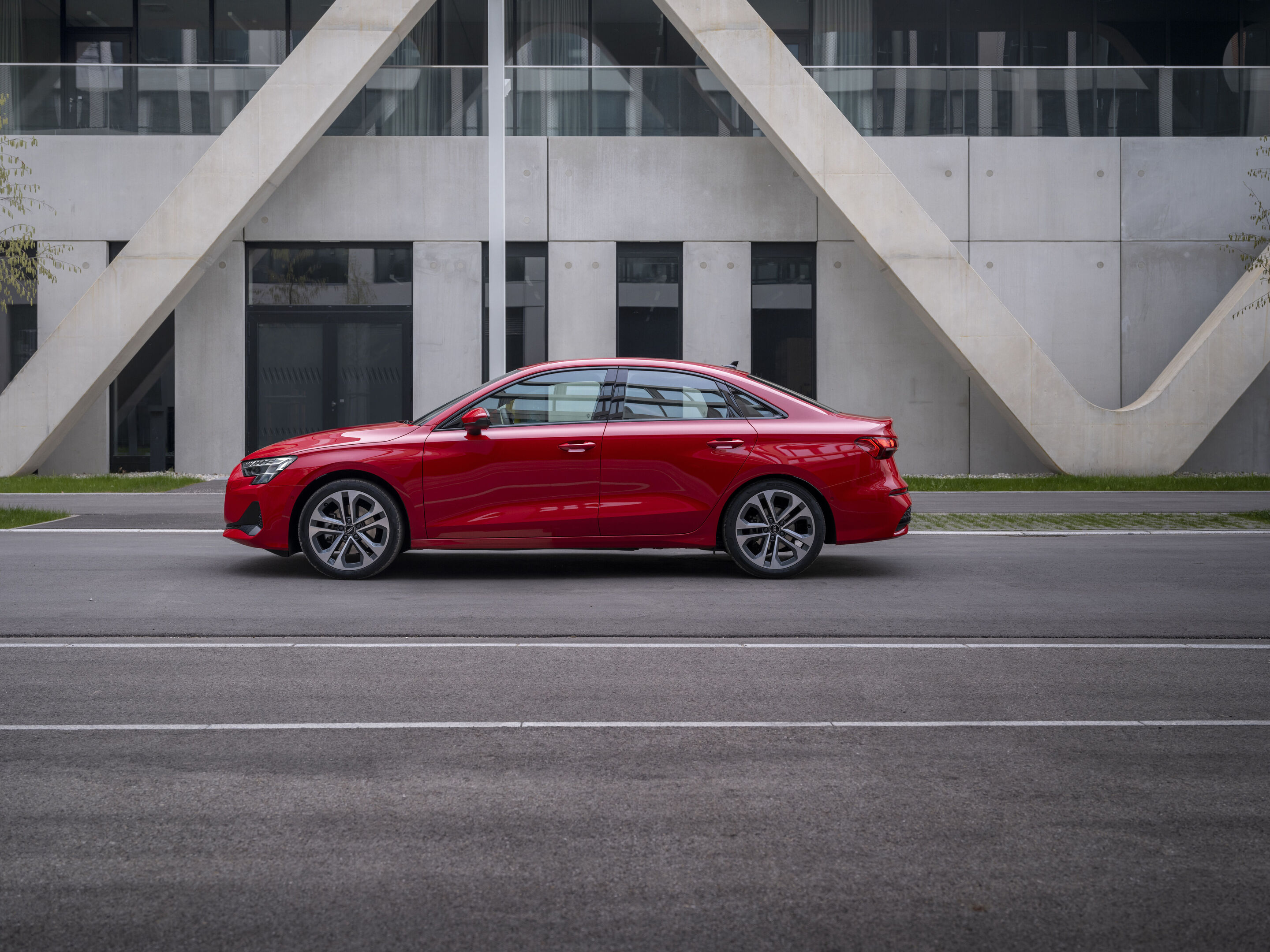 Audi A3 Limousine - Standaufnahme, 
Farbe: Progressivrot