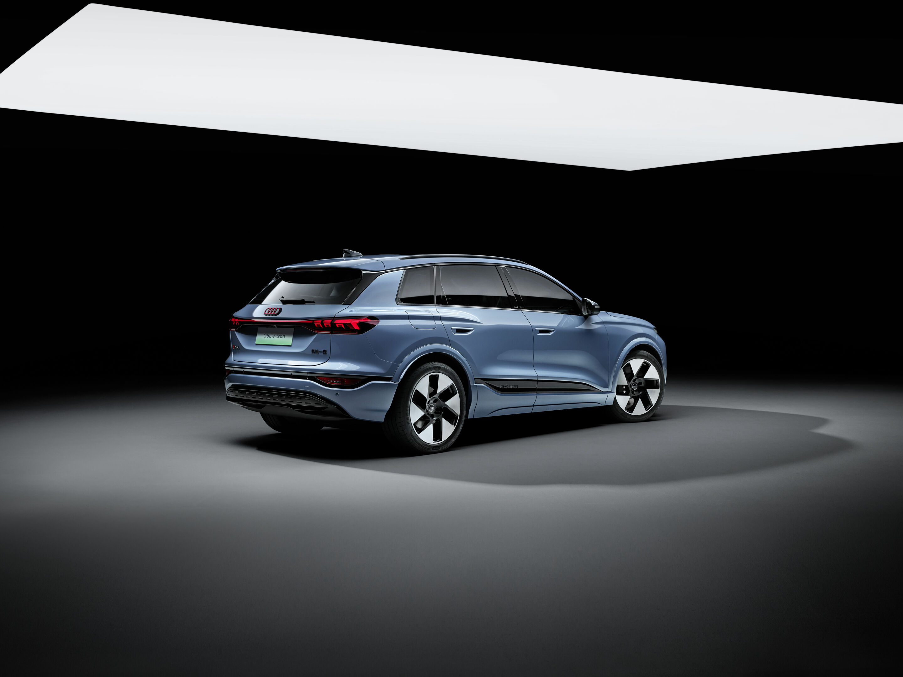 Audi Q6L e-tron - (Exterieur-Modell) Standaufnahme, 
Farbe: Lilac Grey