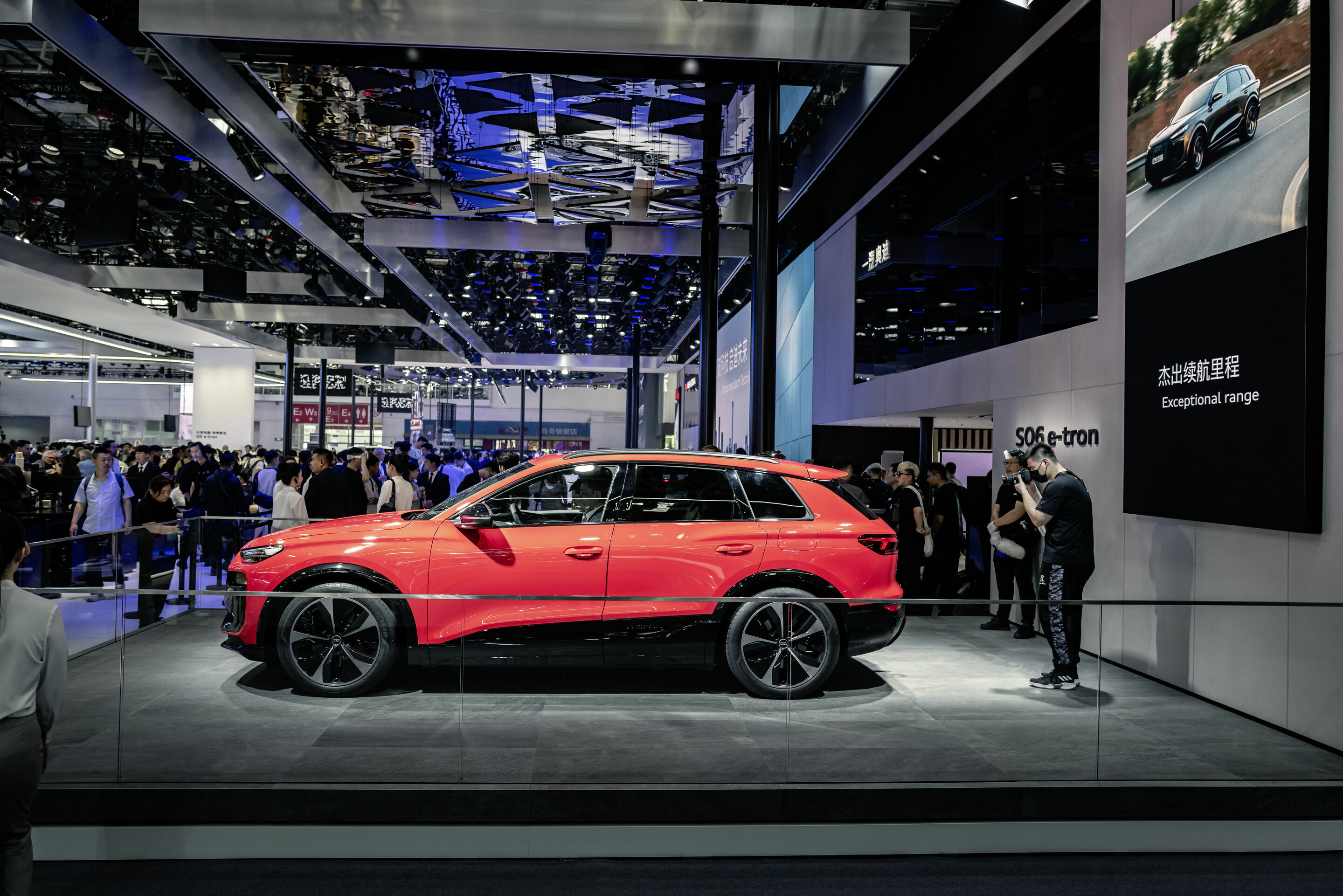 Audi auf der Auto China 2024 - Auf der Auto China präsentiert Audi seine Strategie und sein rein elektrisches Portfolio für den größten Automobilmarkt der Welt: Audi SQ6 e-tron