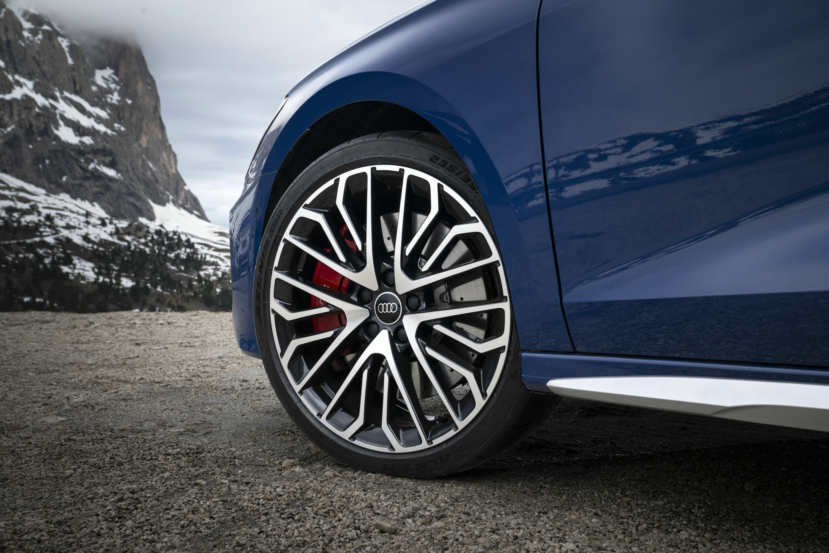 Audi S3 Limousine - Detail,
Farbe: Ascariblau Metallic
