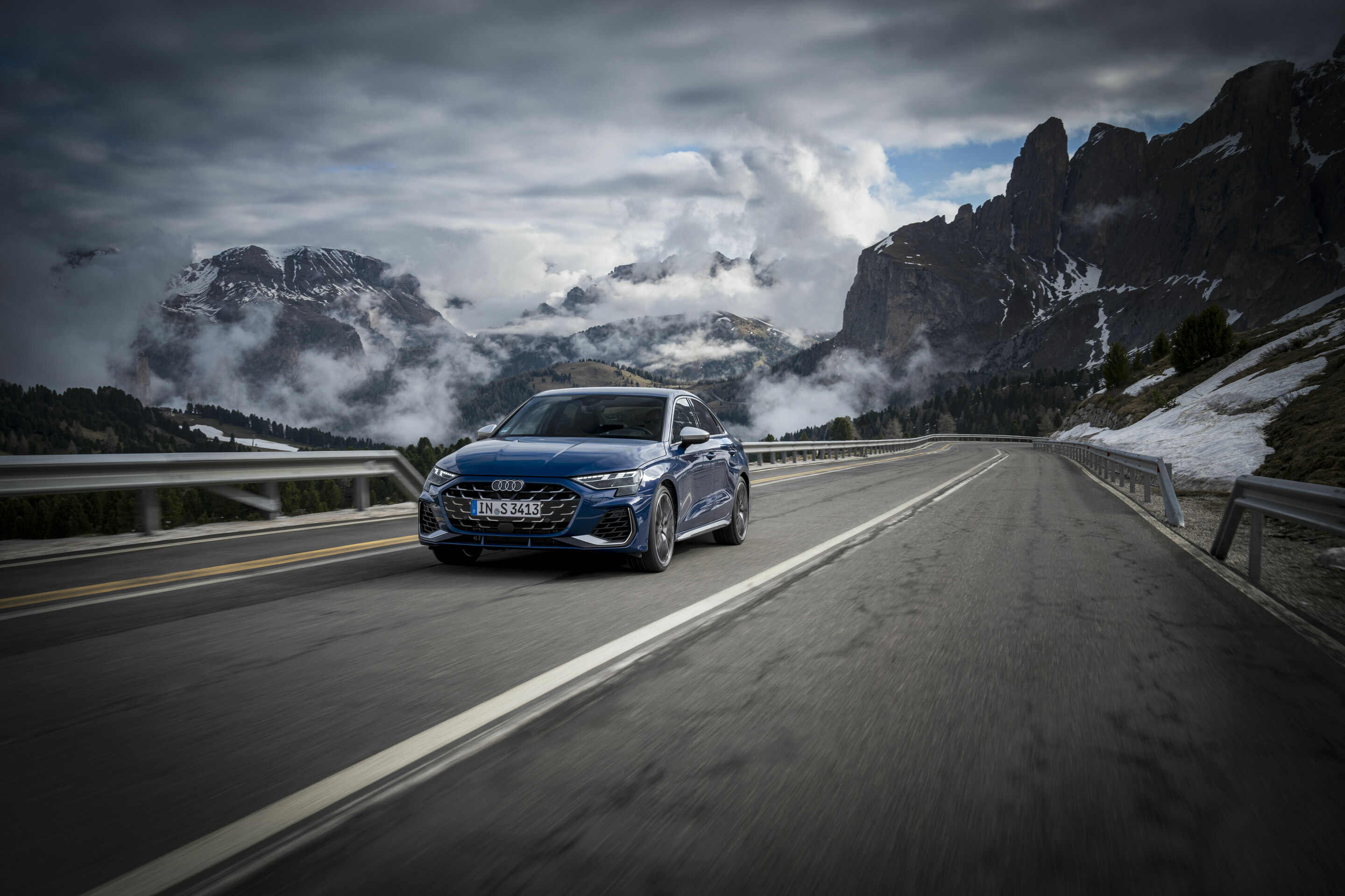 Audi S3 Limousine - Fahraufnahme,
Farbe: Ascariblau Metallic