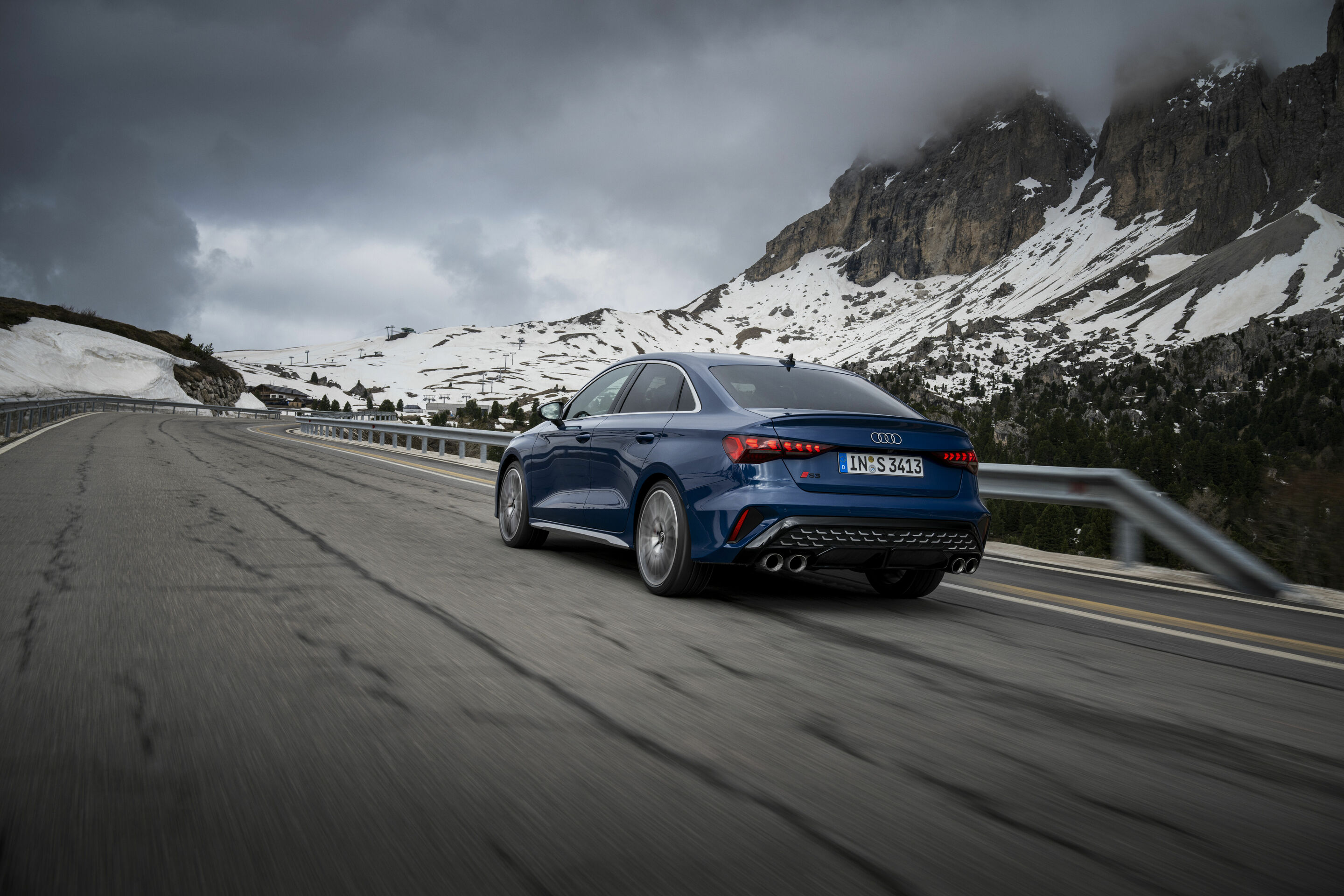 Audi S3 Limousine - Fahraufnahme,
Farbe: Ascariblau Metallic