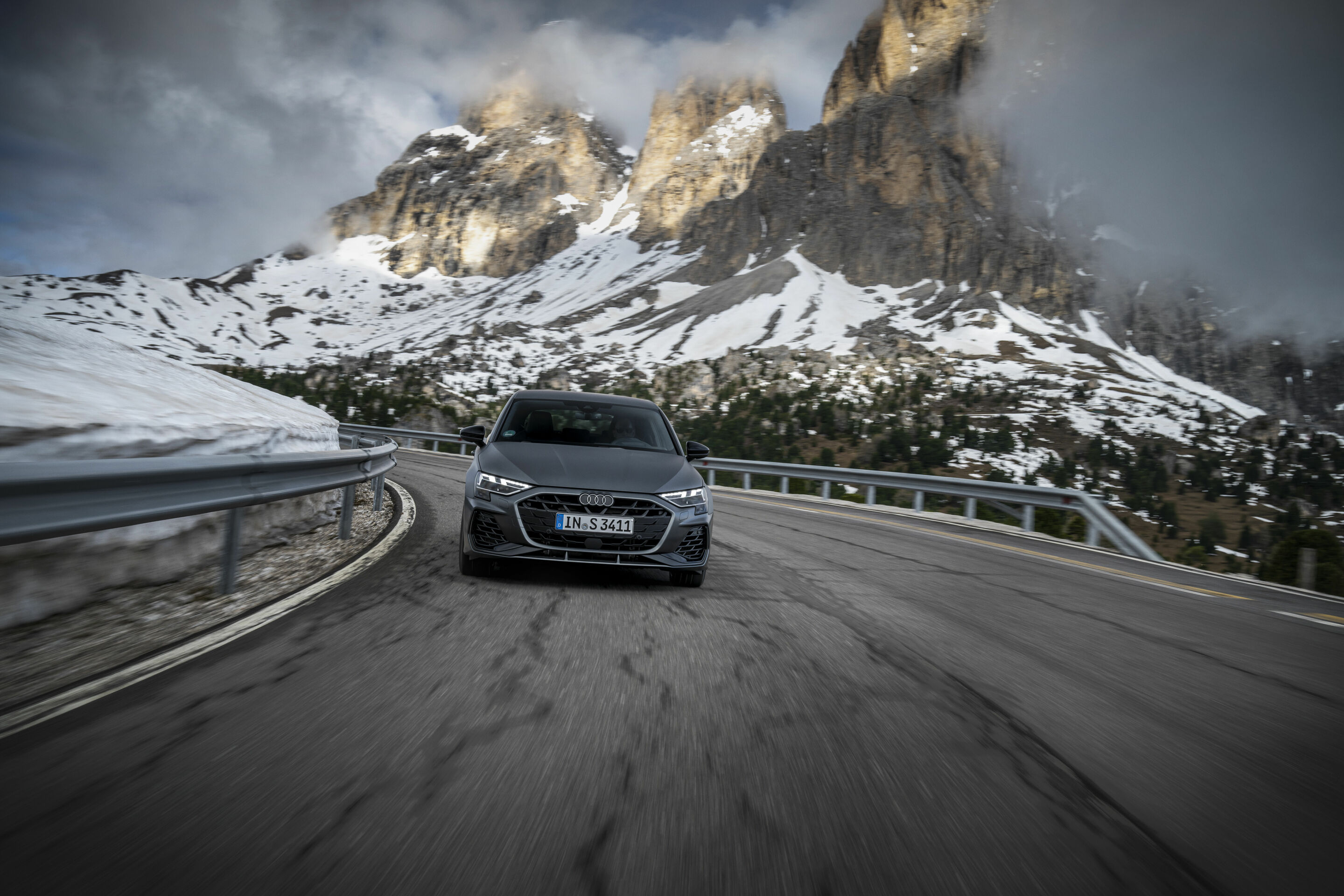 Audi S3 Sportback - Fahraufnahme,
Farbe: Daytonagrau matt