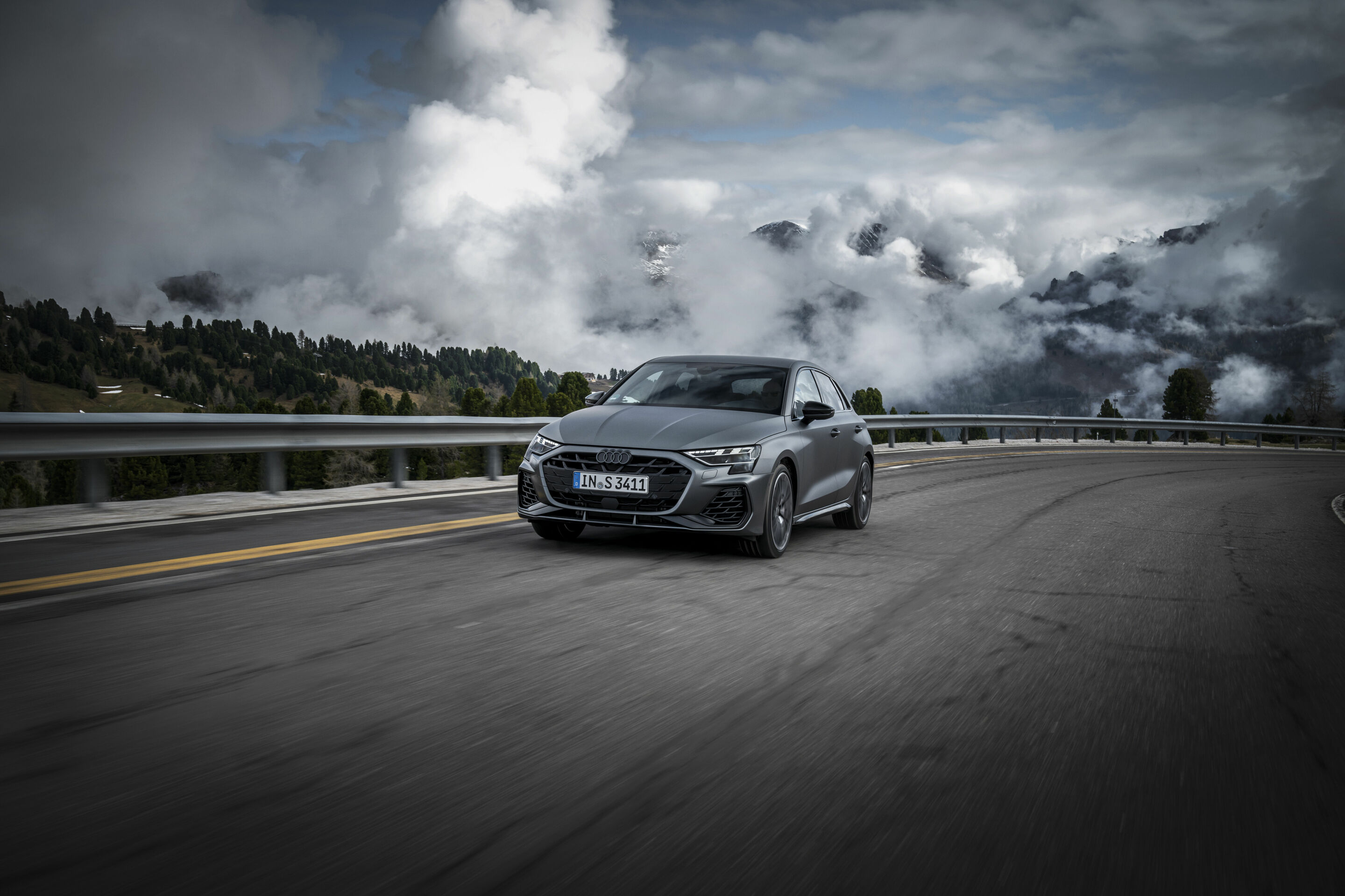 Audi S3 Sportback - Fahraufnahme,
Farbe: Daytonagrau matt
