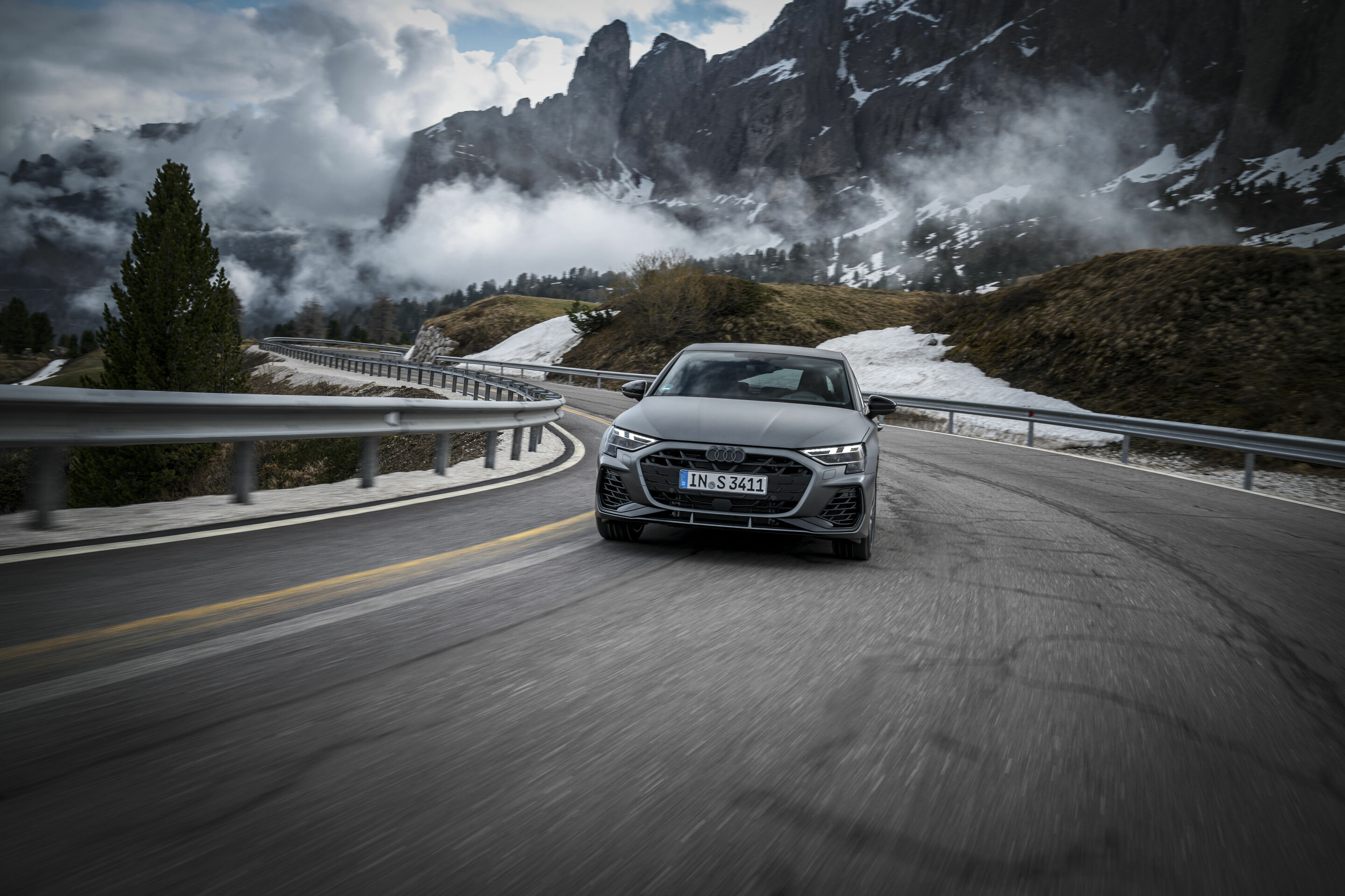 Audi S3 Sportback - Fahraufnahme,
Farbe: Daytonagrau matt