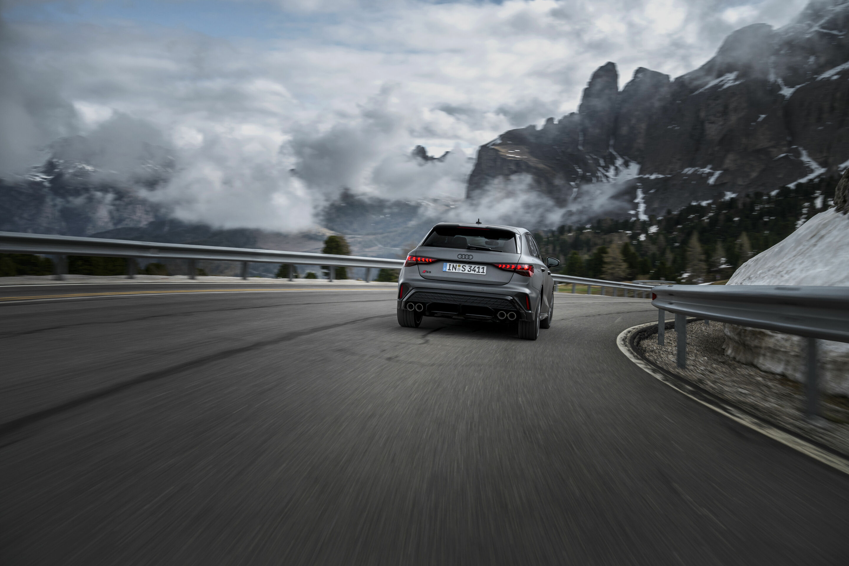 Audi S3 Sportback - Fahraufnahme,
Farbe: Daytonagrau matt