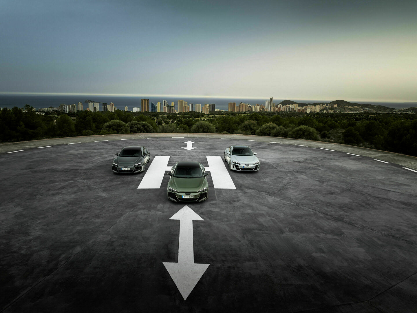 Audi RS e-tron GT performance, The new Audi e-tron GT model family - Static photo,
Audi S e-tron GT, color: Florett silver metallic; Audi RS e-tron GT, color: Nimbus grey perl effect; Audi RS e-tron GT performance, color: Bedford green metallic