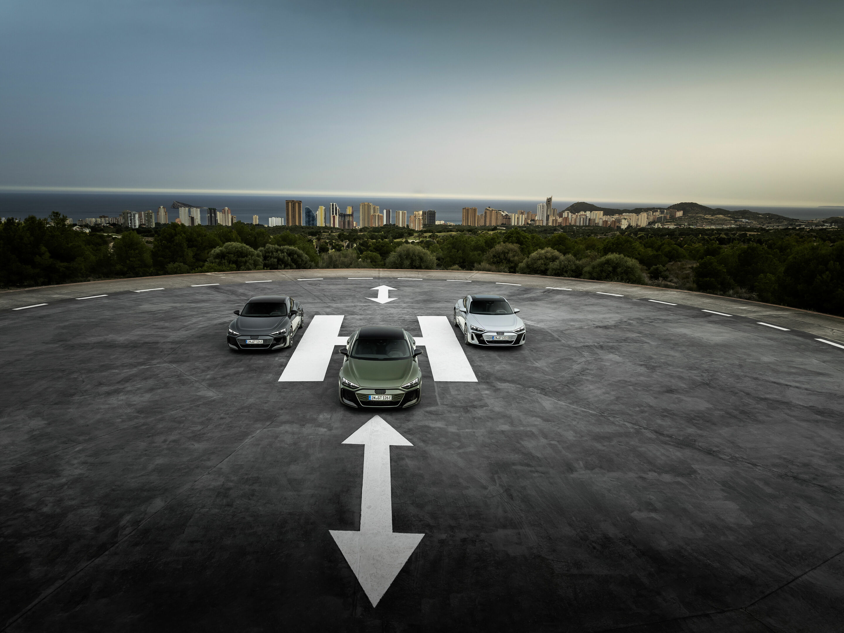 Die neue Modellfamilie des Audi e-tron GT - Standaufnahme,
Audi S e-tron GT, Farbe: Florettsilber Metallic; Audi RS e-tron GT, Farbe: Nimbusgrau Perleffekt; Audi RS e-tron GT performance, Farbe: Bedfordgrün Metallic