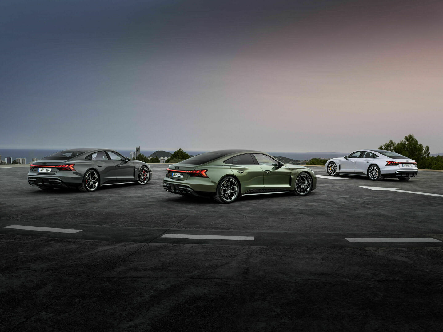 Audi RS e-tron GT performance, The new Audi e-tron GT model family - Static photo,
Audi S e-tron GT, color: Florett silver metallic; Audi RS e-tron GT, color: Nimbus grey perl effect; Audi RS e-tron GT performance, color: Bedford green metallic