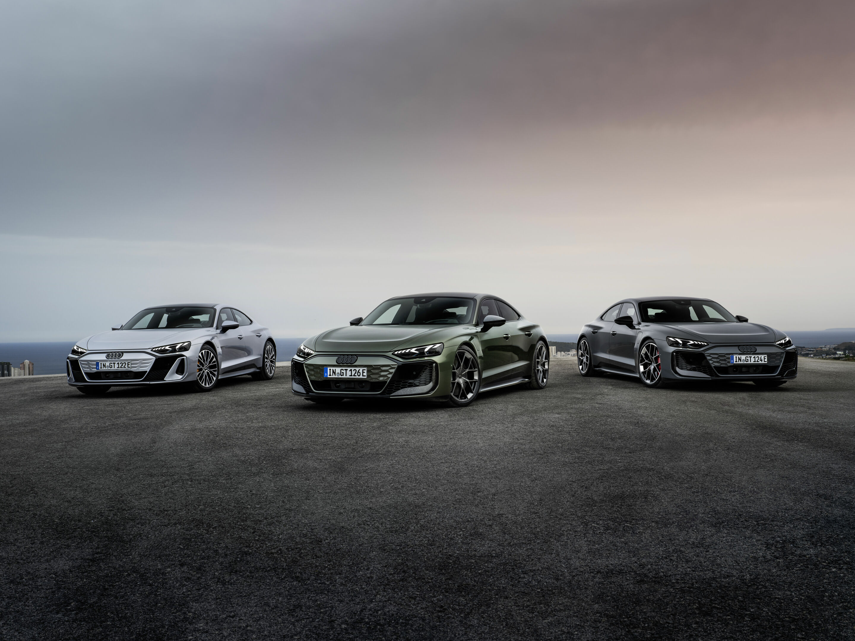 Die neue Modellfamilie des Audi e-tron GT - Standaufnahme,
Audi S e-tron GT, Farbe: Florettsilber Metallic; Audi RS e-tron GT, Farbe: Nimbusgrau Perleffekt; Audi RS e-tron GT performance, Farbe: Bedfordgrün Metallic