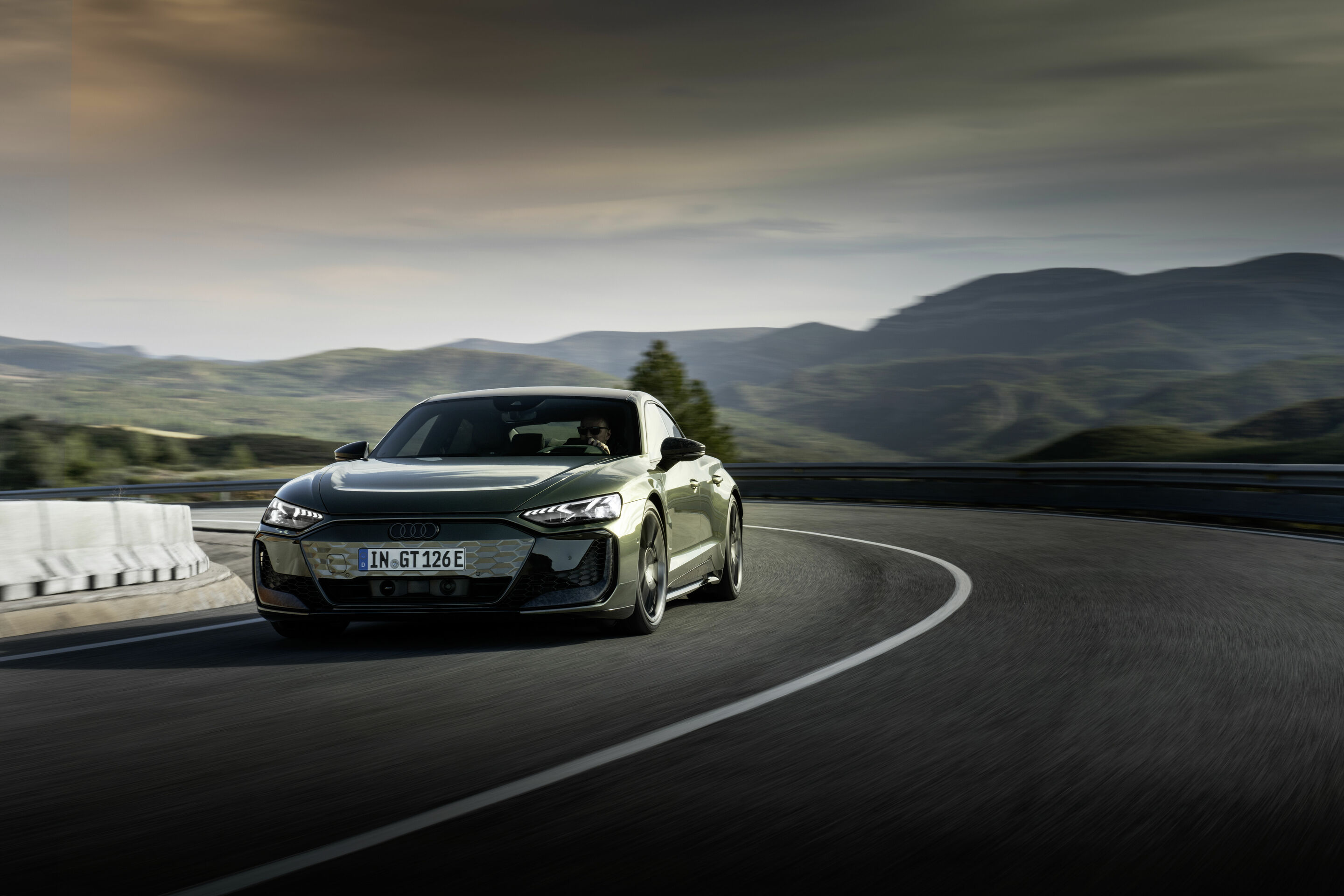 Audi RS e-tron GT performance - Fahraufnahme,
Farbe: Bedfordgrün Metallic