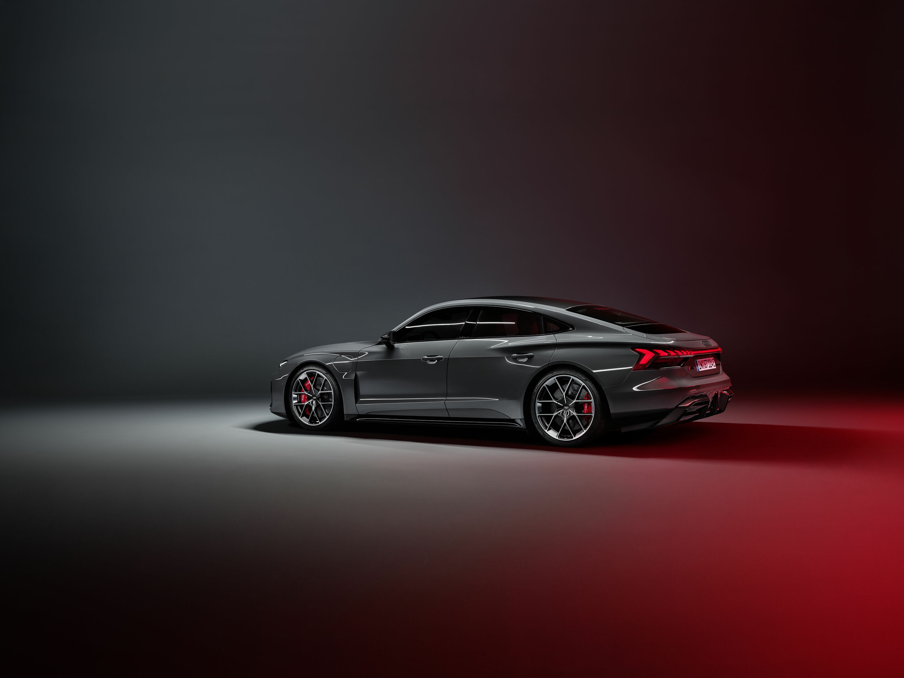 Audi RS e-tron GT - Standaufnahme,
Farbe: Nimbusgrau Perleffekt