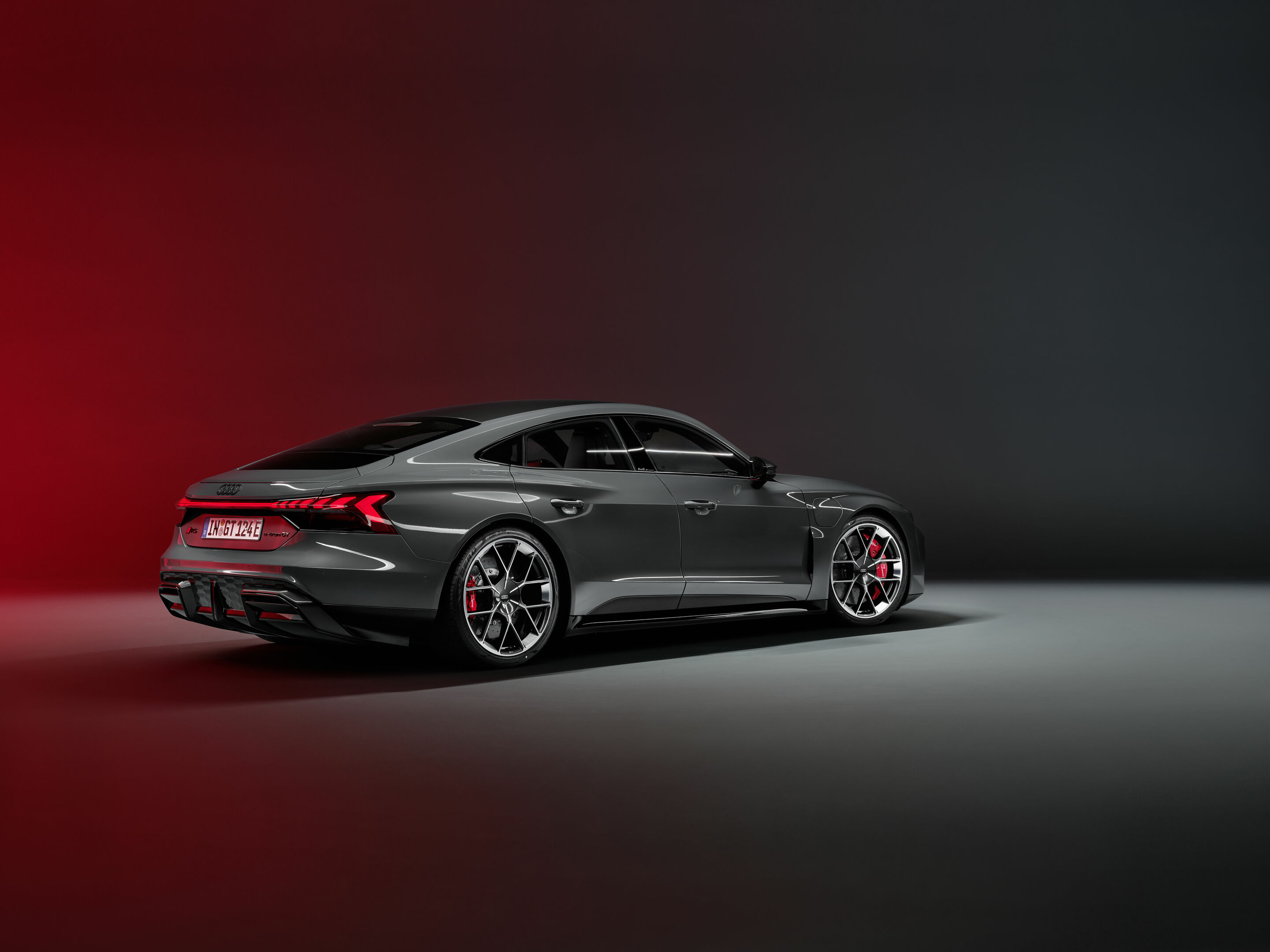 Audi RS e-tron GT - Standaufnahme,
Farbe: Nimbusgrau Perleffekt