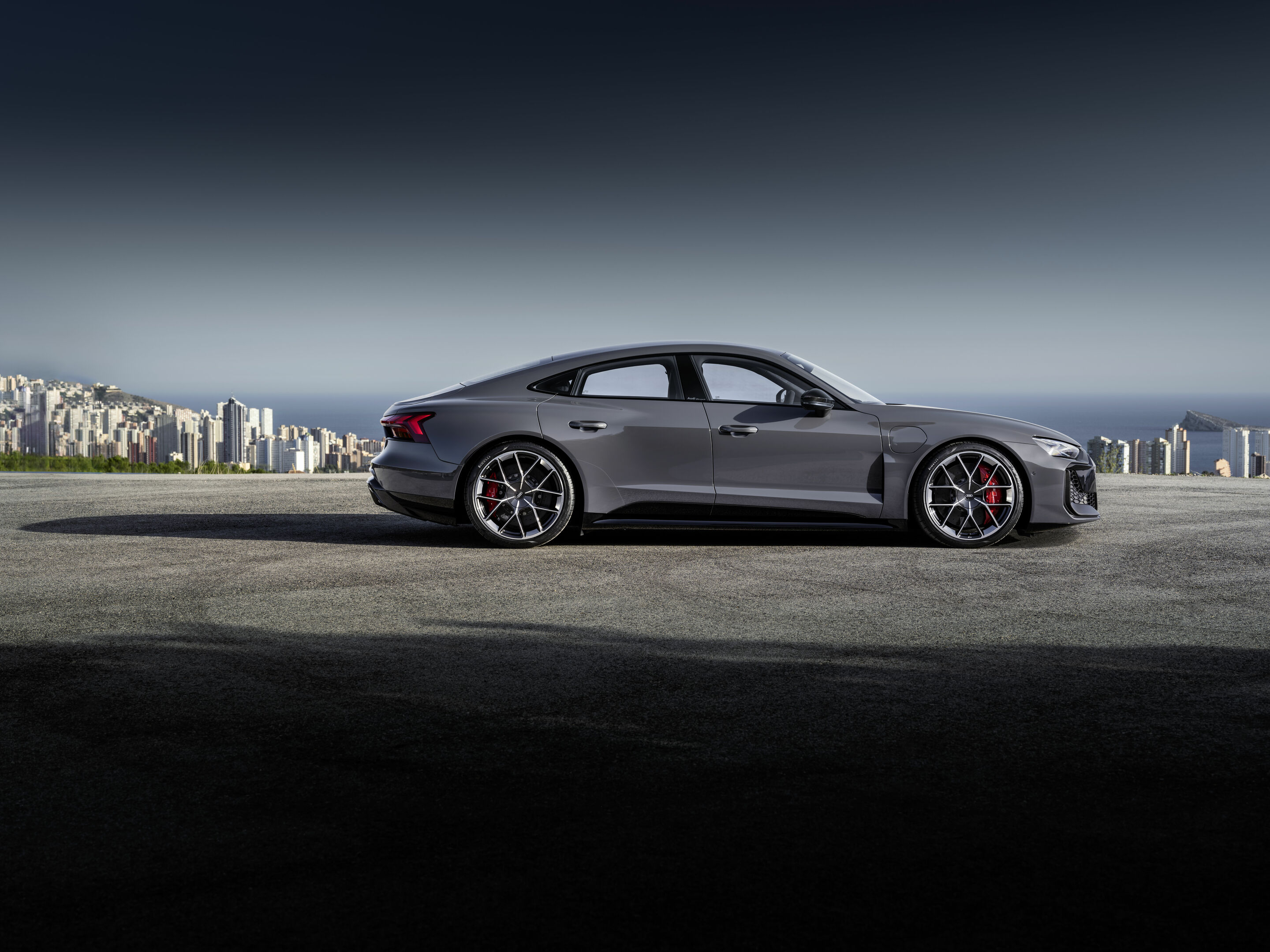 Audi RS e-tron GT - Standaufnahme,
Farbe: Nimbusgrau Perleffekt