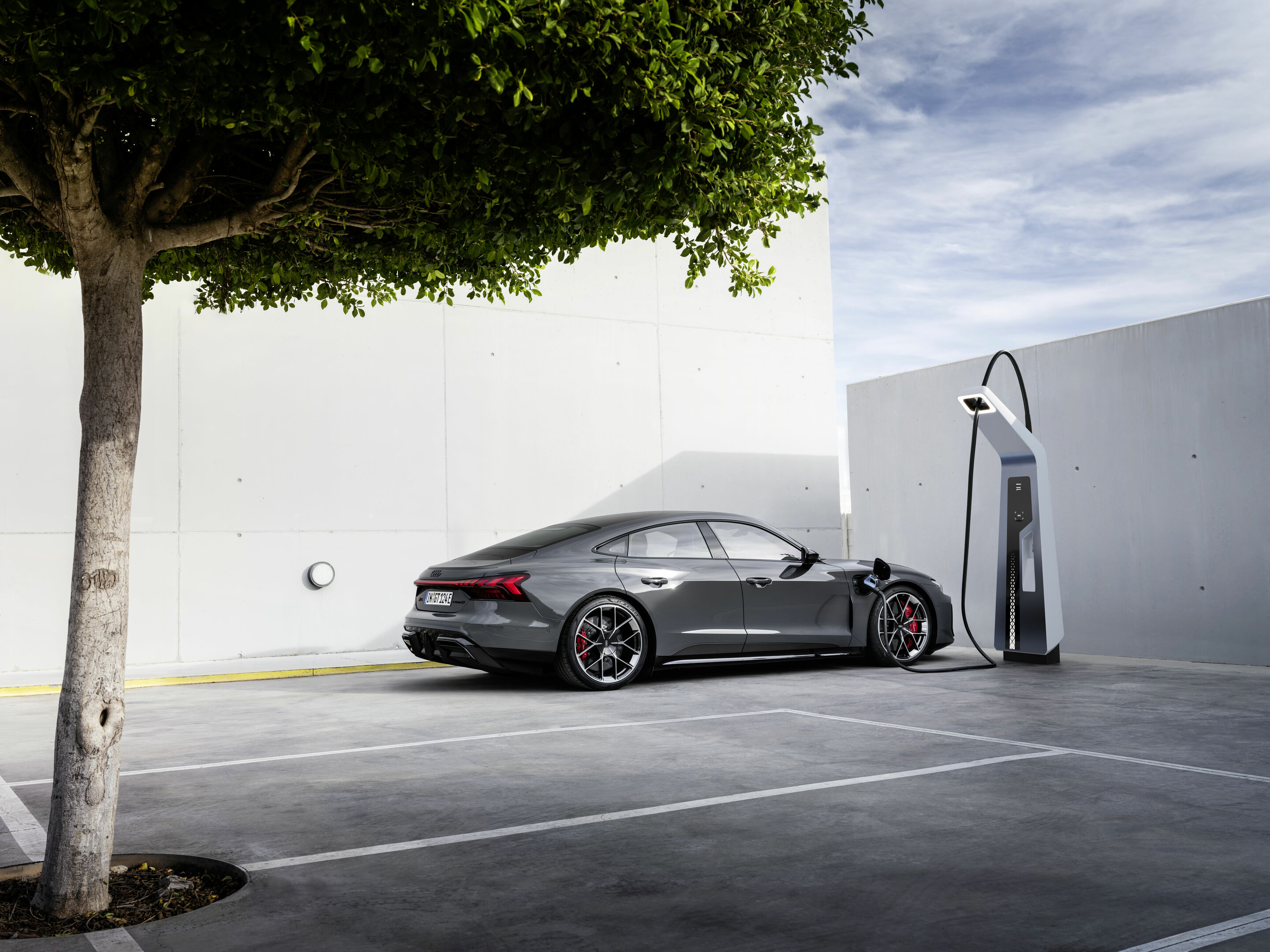 Audi RS e-tron GT - Standaufnahme,
Farbe: Nimbusgrau Perleffekt