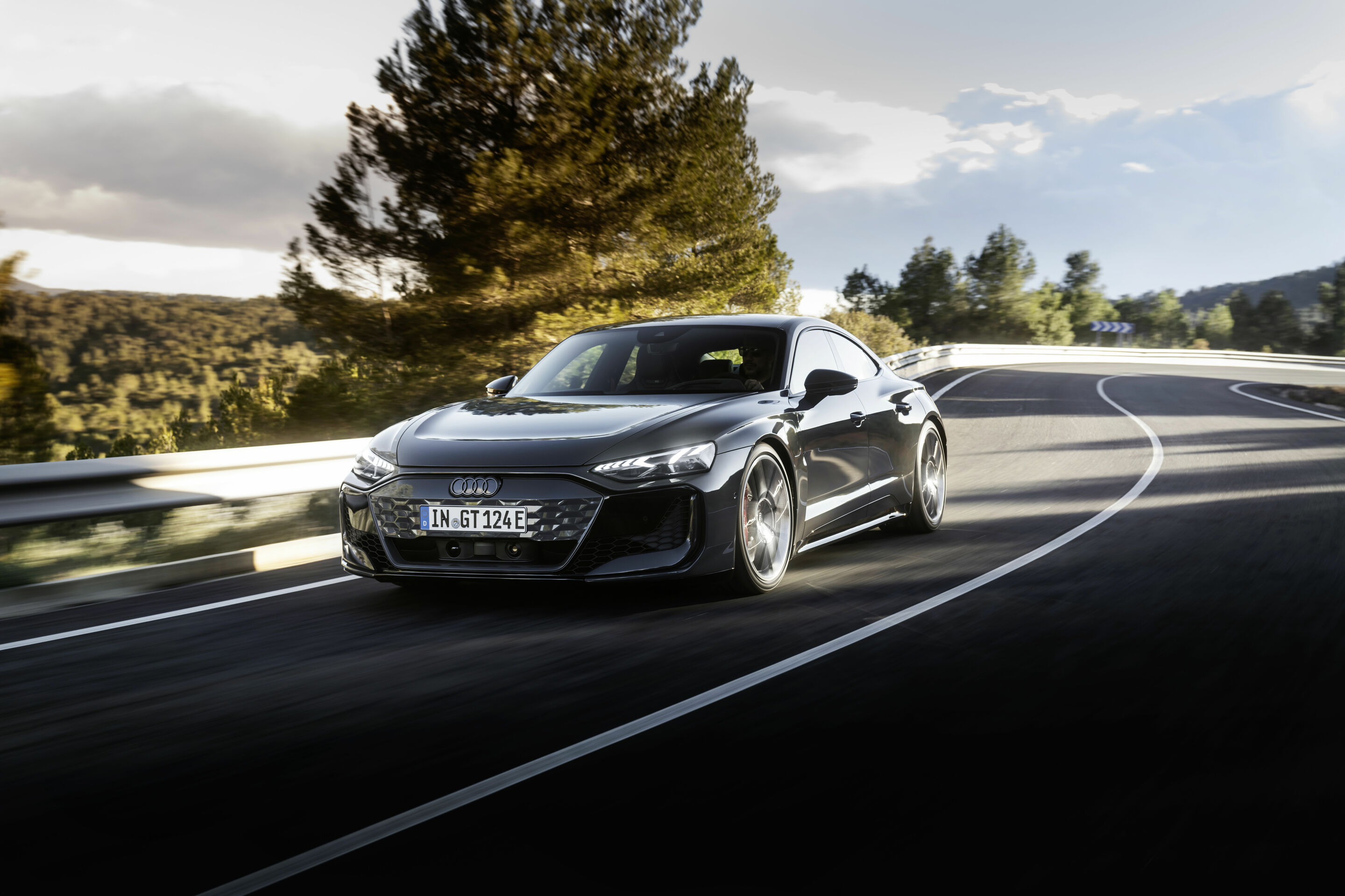 Audi RS e-tron GT - Fahraufnahme,
Farbe: Nimbusgrau Perleffekt