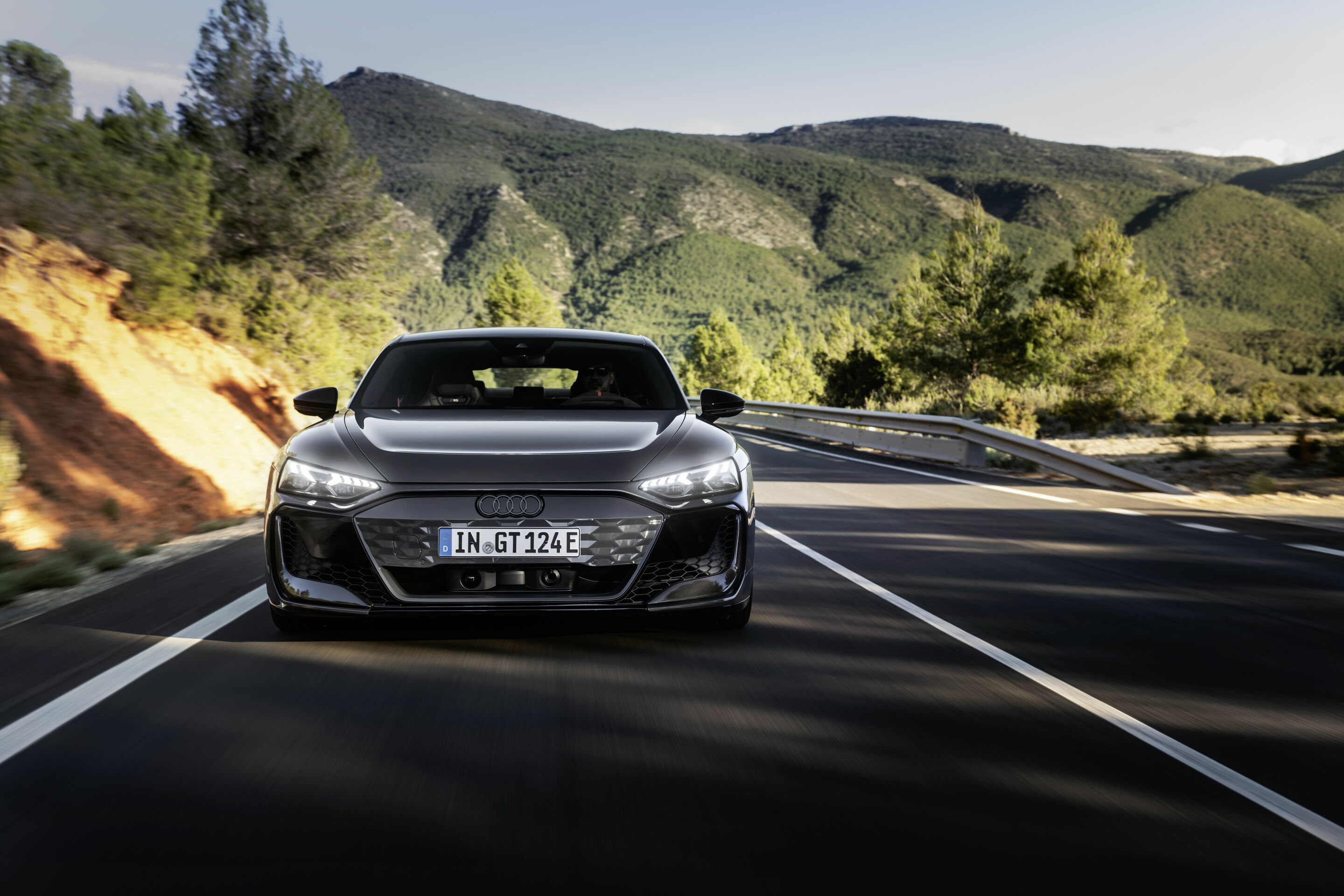 Audi RS e-tron GT - Fahraufnahme,
Farbe: Nimbusgrau Perleffekt