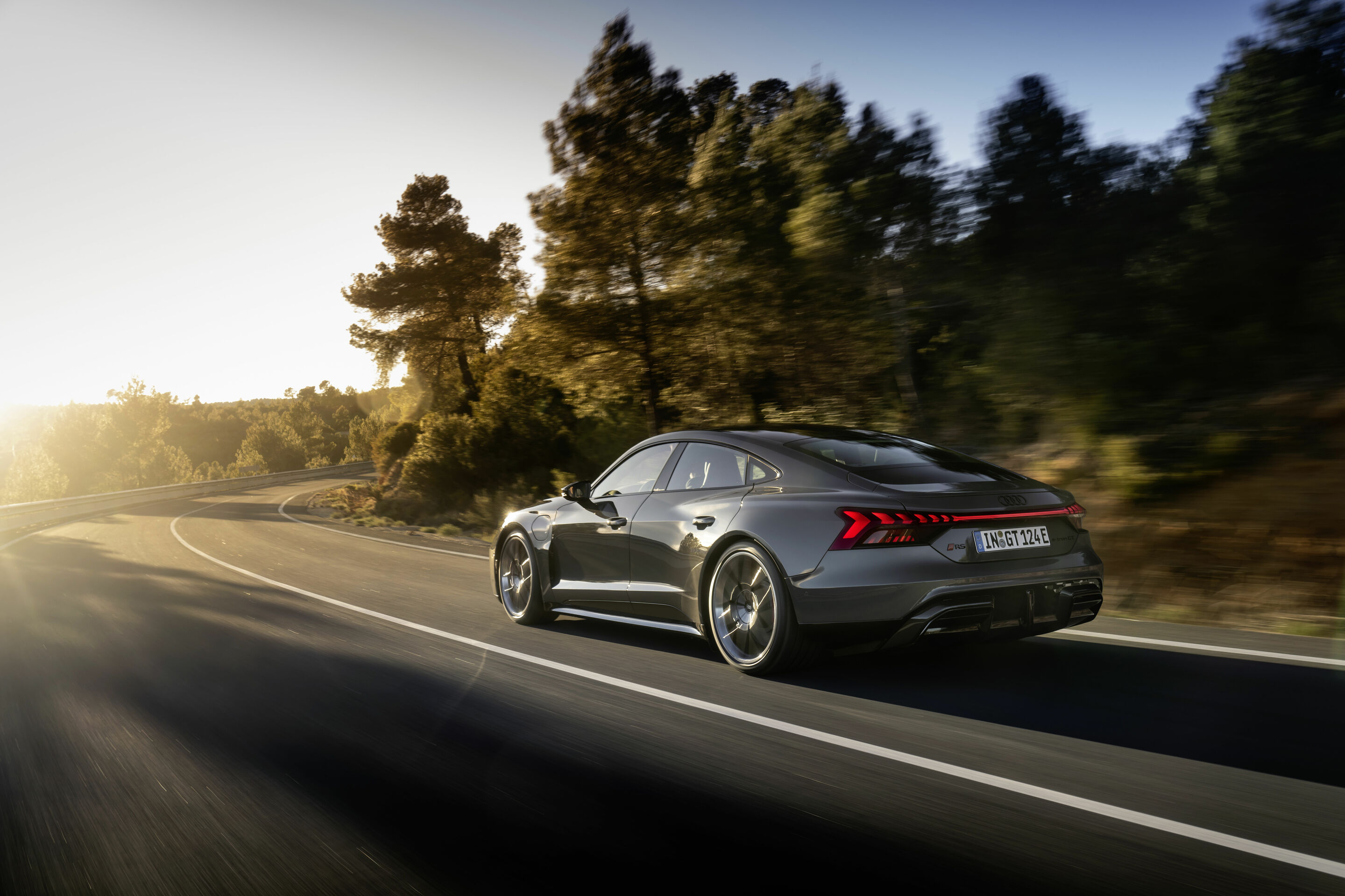 Audi RS e-tron GT - Fahraufnahme,
Farbe: Nimbusgrau Perleffekt