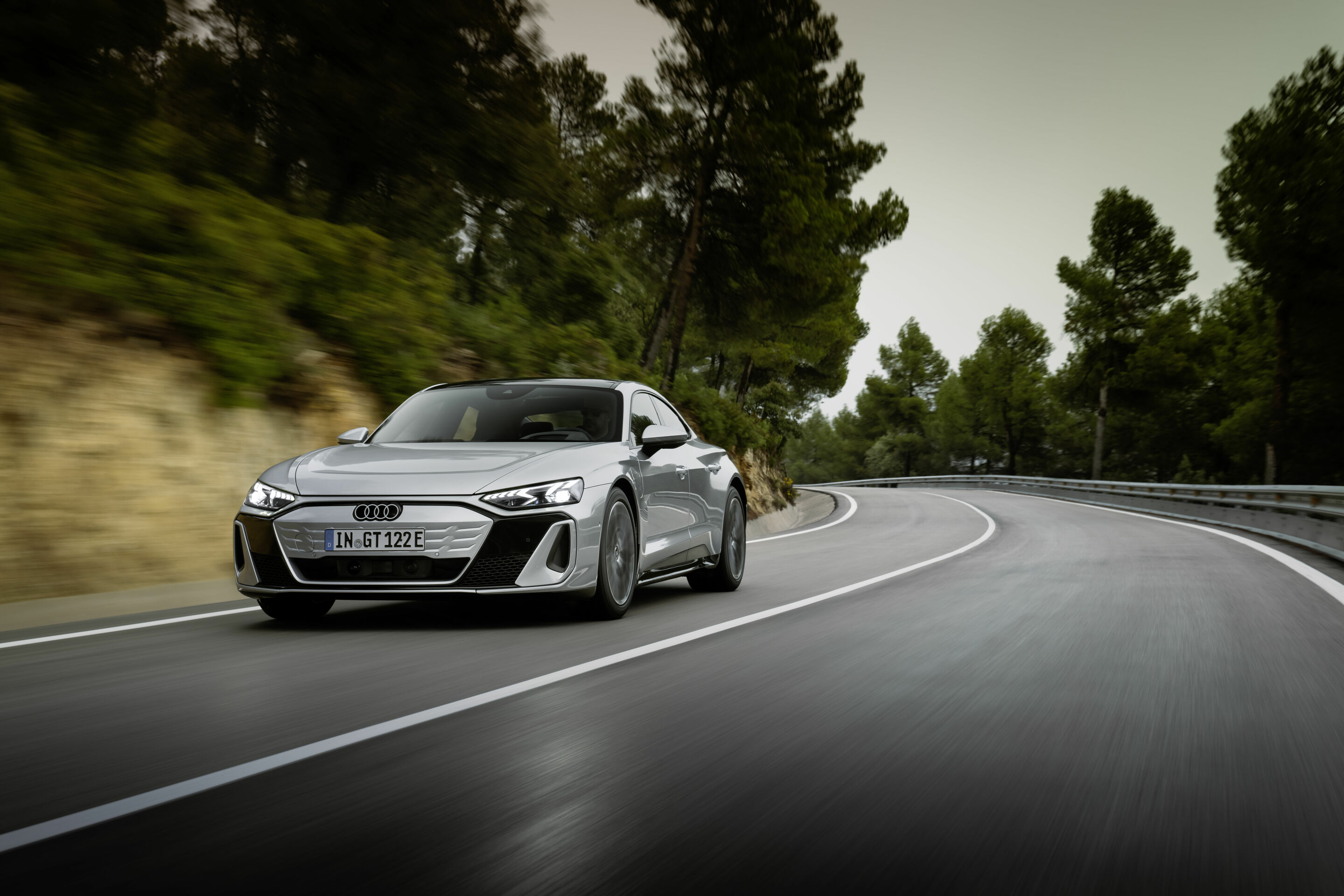 Audi S e-tron GT - Fahraufnahme,
Farbe: Florettsilber Metallic