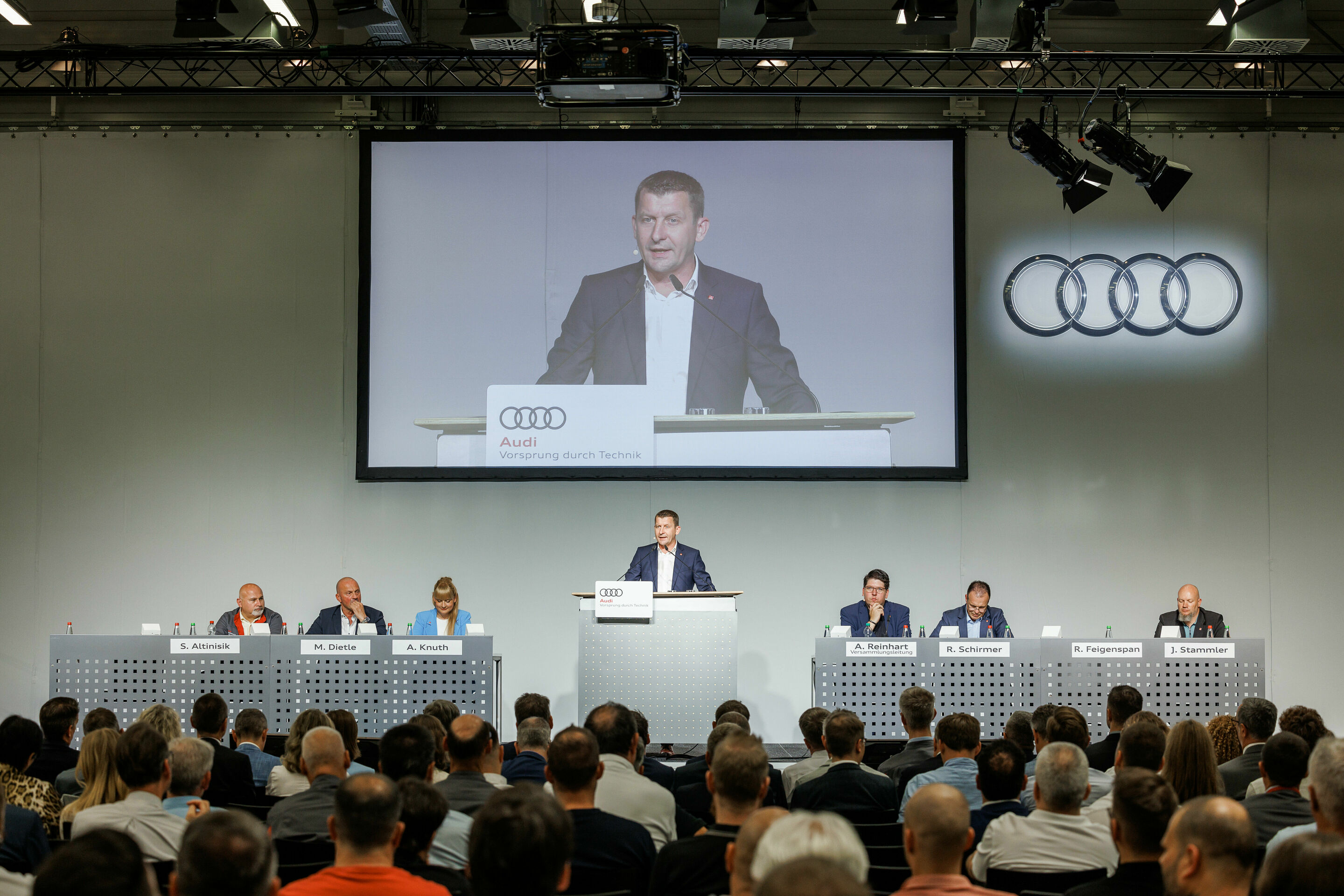 Betriebsversammlung Neckarsulm: Alle Zeichen stehen auf Anlauf - Auf der Neckarsulmer Betriebsversammlung forderte Betriebsrat Rainer Feigenspan Ruhe und Stabilität für die bevorstehenden Anläufe.