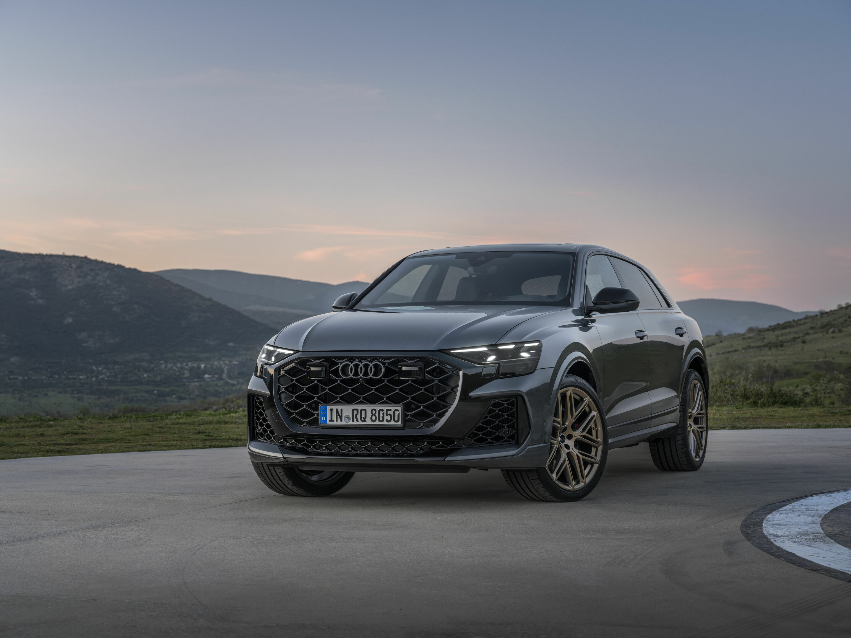 Audi RS Q8 - Standaufnahme,
Farbe: Daytonagrau Perleffekt