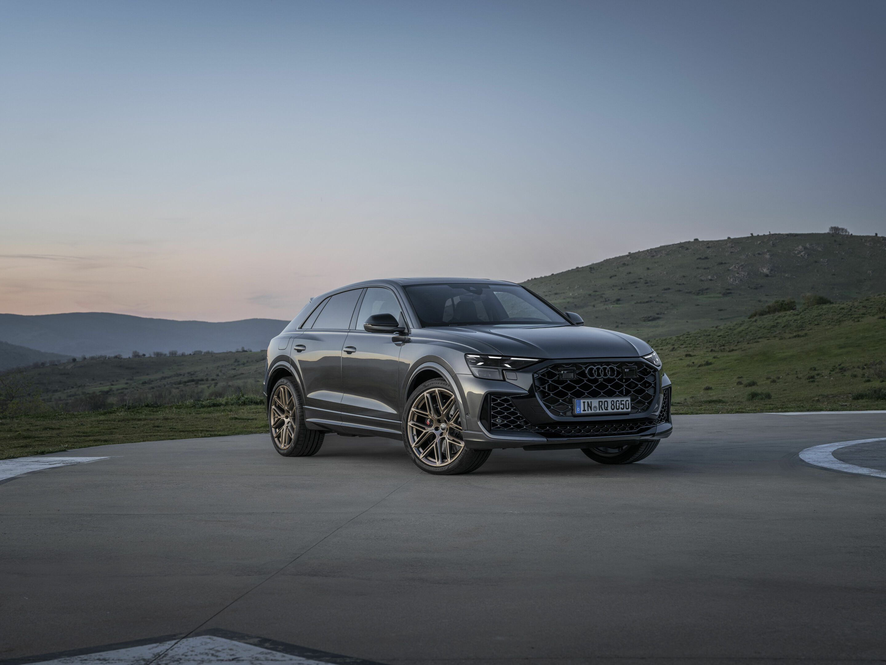 Audi RS Q8 - Standaufnahme,
Farbe: Daytonagrau Perleffekt