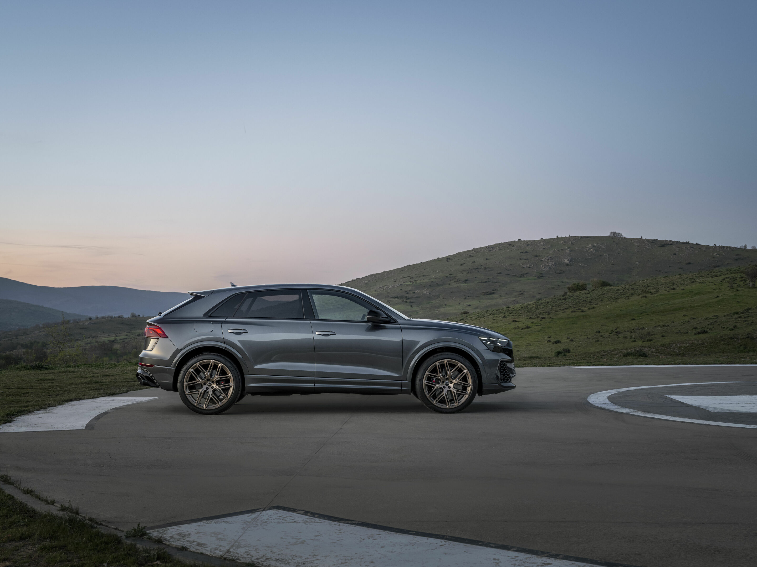 Audi RS Q8 - Standaufnahme,
Farbe: Daytonagrau Perleffekt