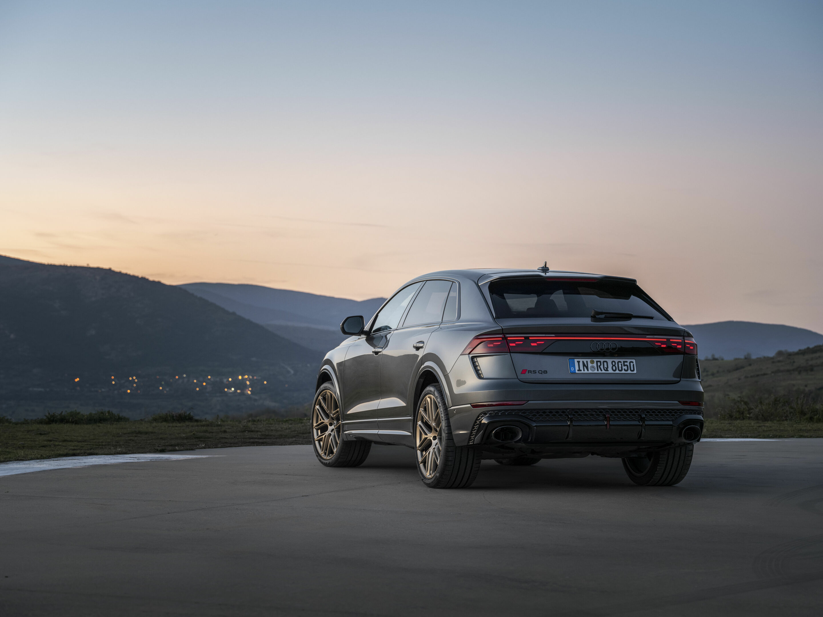 Audi RS Q8 - Standaufnahme,
Farbe: Daytonagrau Perleffekt