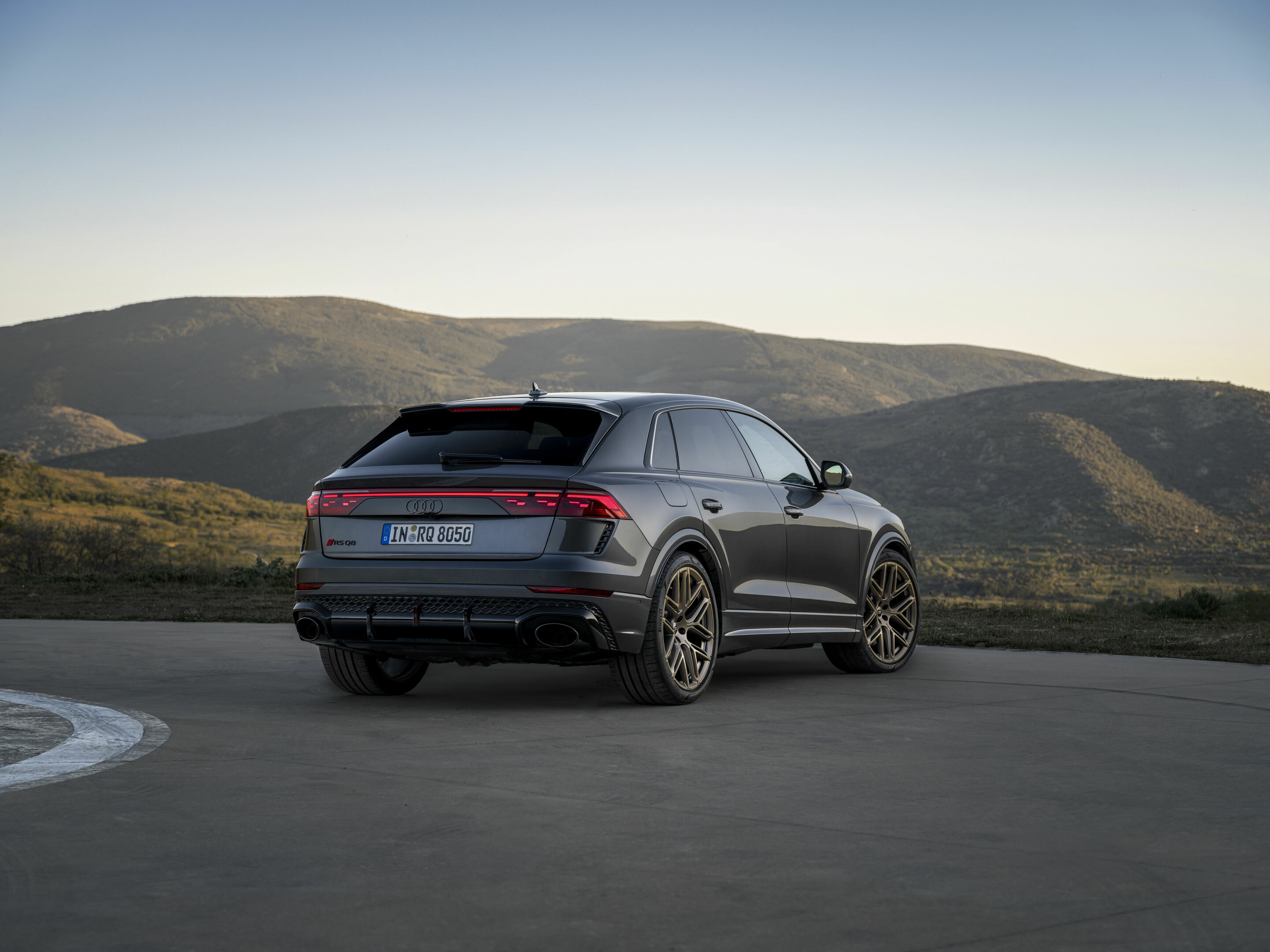 Audi RS Q8 - Standaufnahme,
Farbe: Daytonagrau Perleffekt