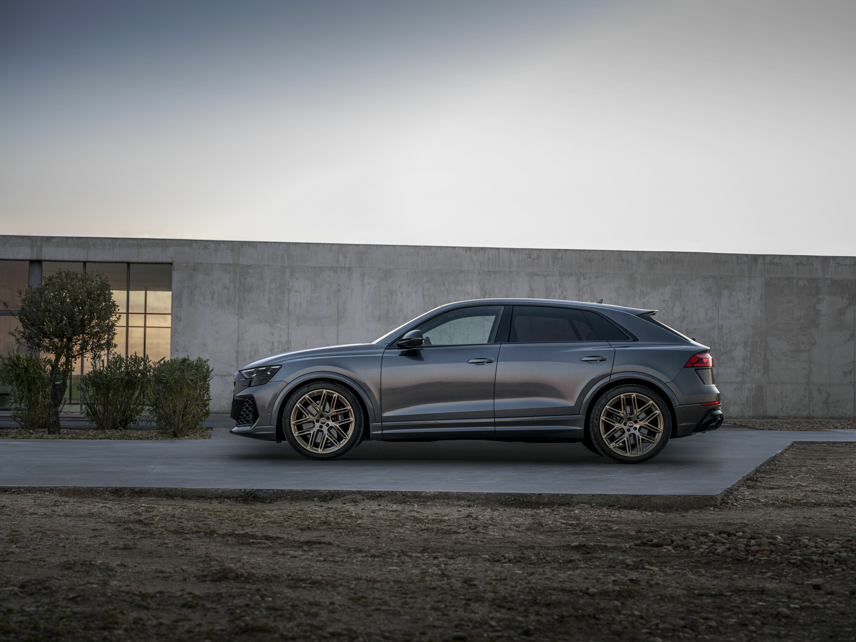 Audi RS Q8 - Standaufnahme,
Farbe: Daytonagrau Perleffekt