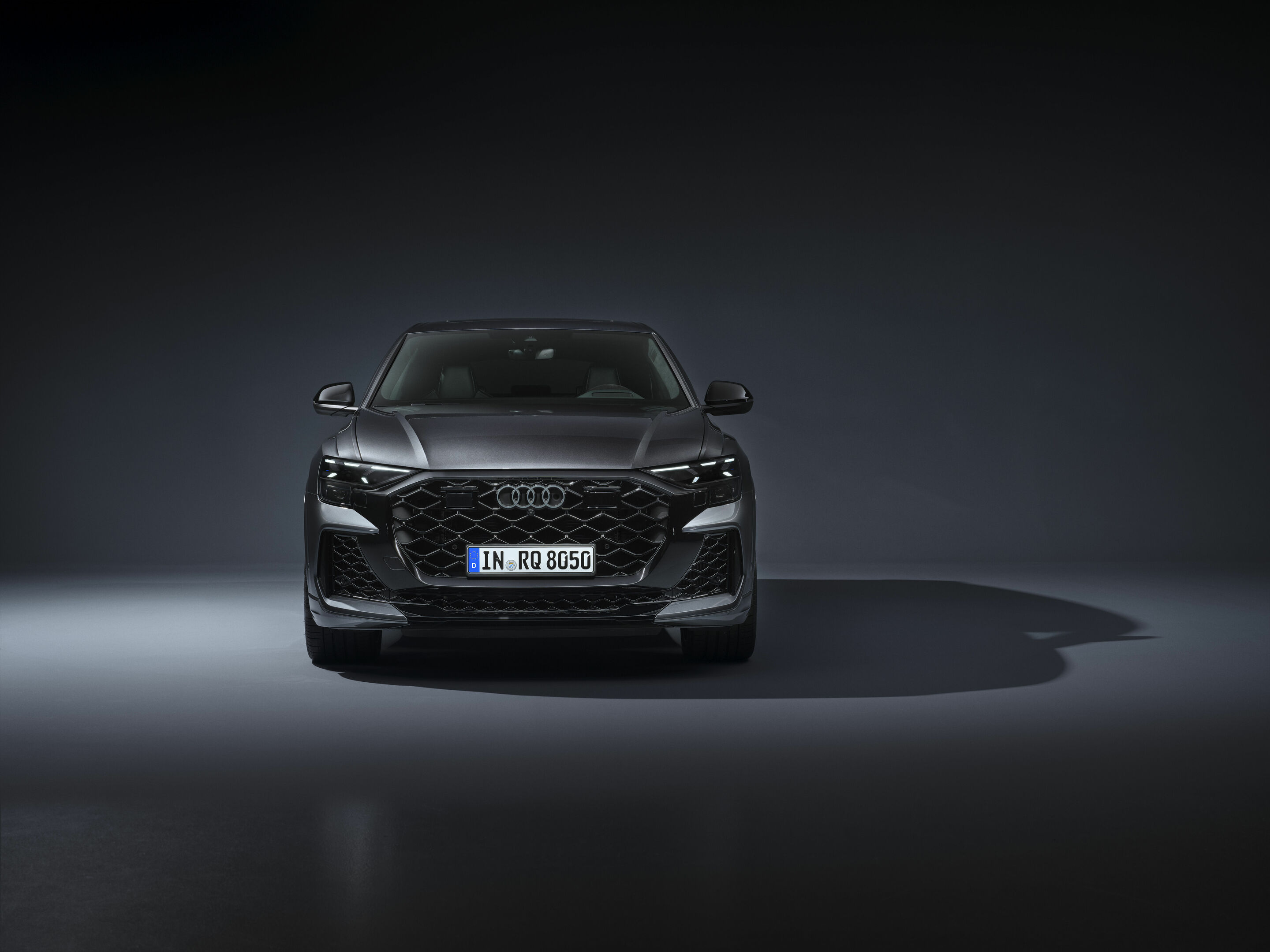 Audi RS Q8 - Static photo,
Colour: Daytona Grey perl effect