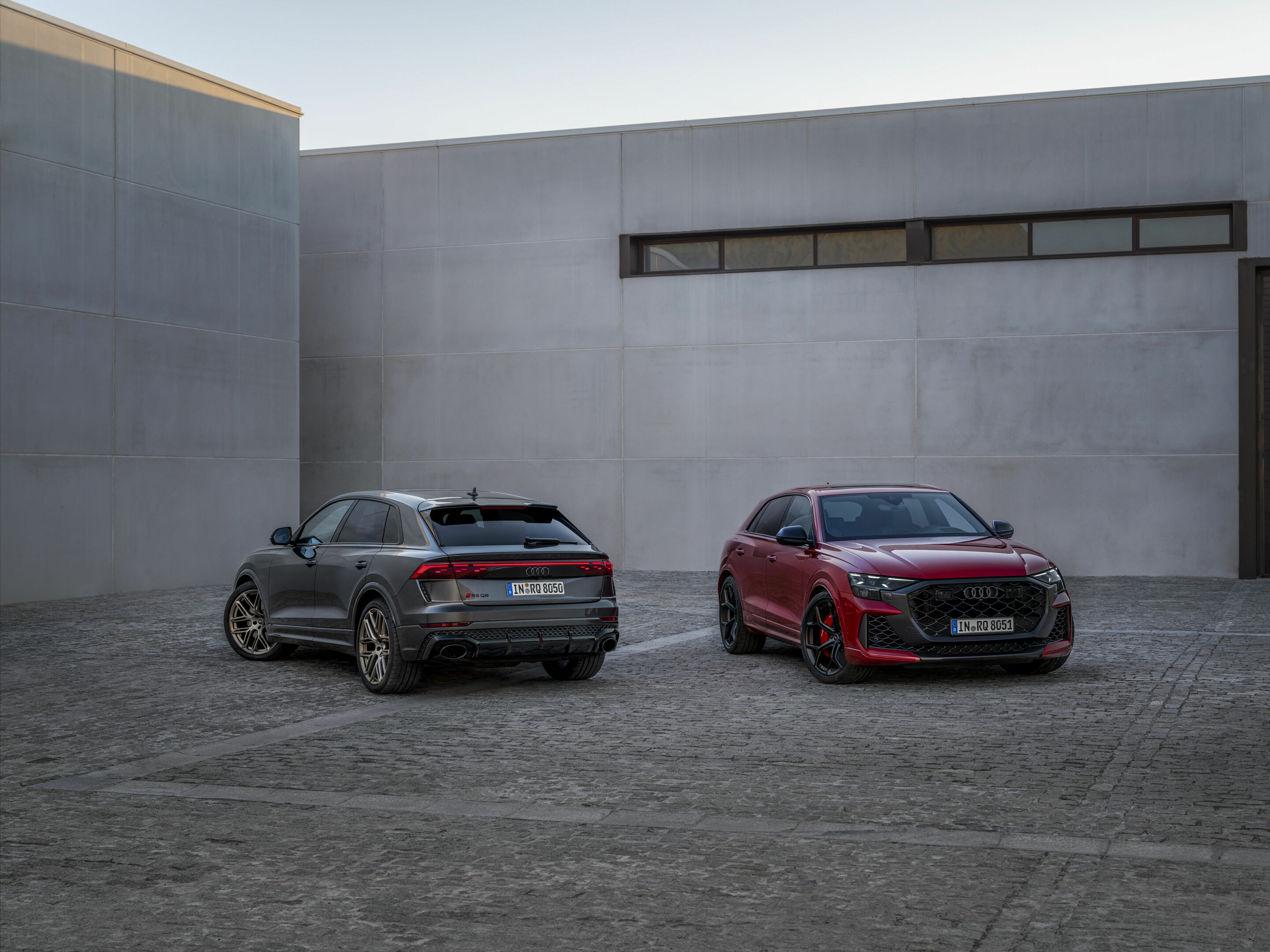 Audi RS Q8, Audi RS Q8 performance - Standaufnahme,
Audi RS Q8: Farbe: Daytonagrau Perleffekt, 
Audi RS Q8 performance: Farbe: Chilirot Metallic