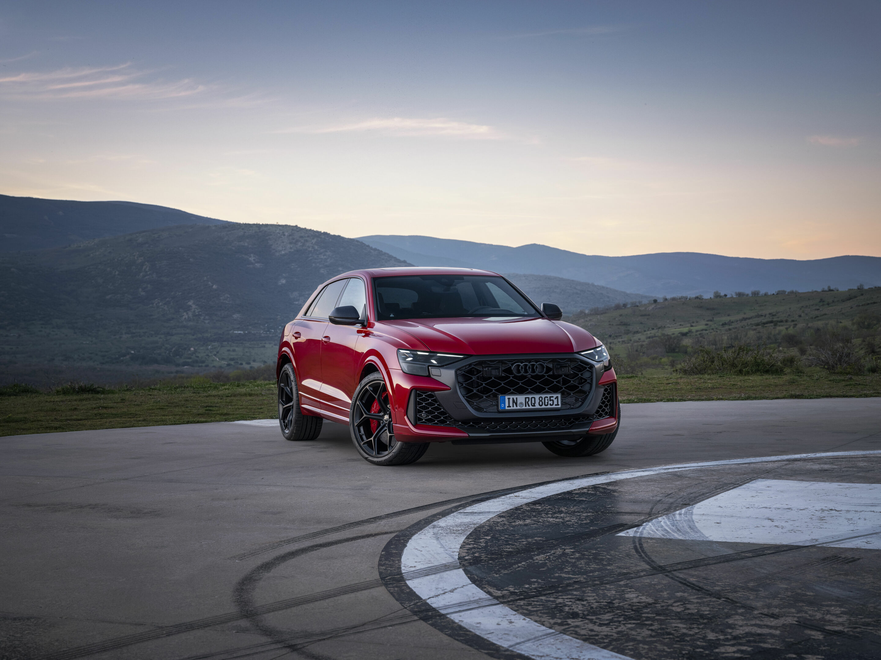 Audi RS Q8 performance - Standaufnahme,
Farbe: Chilirot Metallic