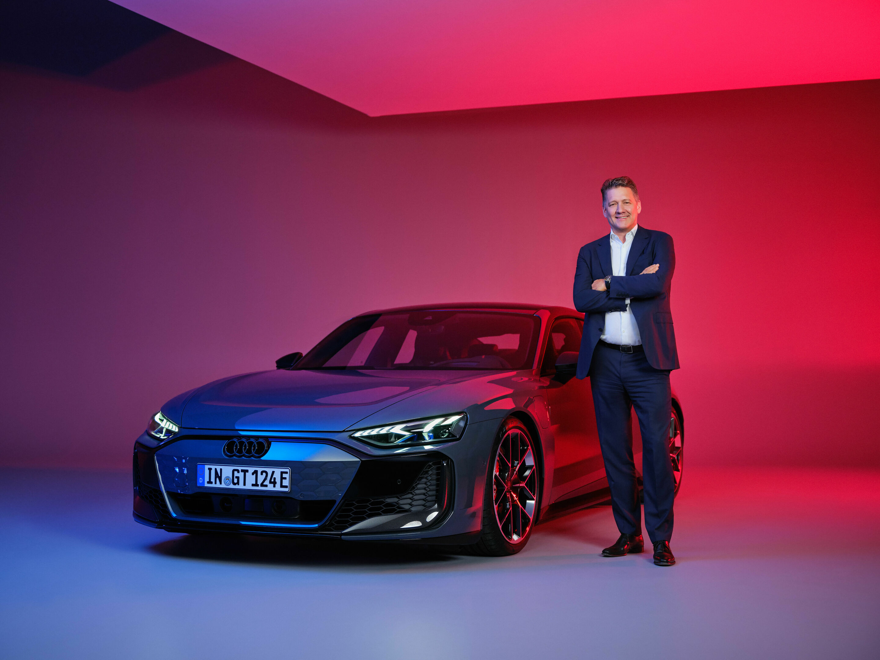 Die neue Modellfamilie des Audi e-tron GT - Für Gernot Döllner, Vorstandsvorsitzender der AUDI AG, setzt die Familie des neuen Audi e-tron GT wieder einmal Maßstäbe dank besserer Langstreckentauglichkeit, mehr Leistung und einer größeren Bandbreite zwischen...