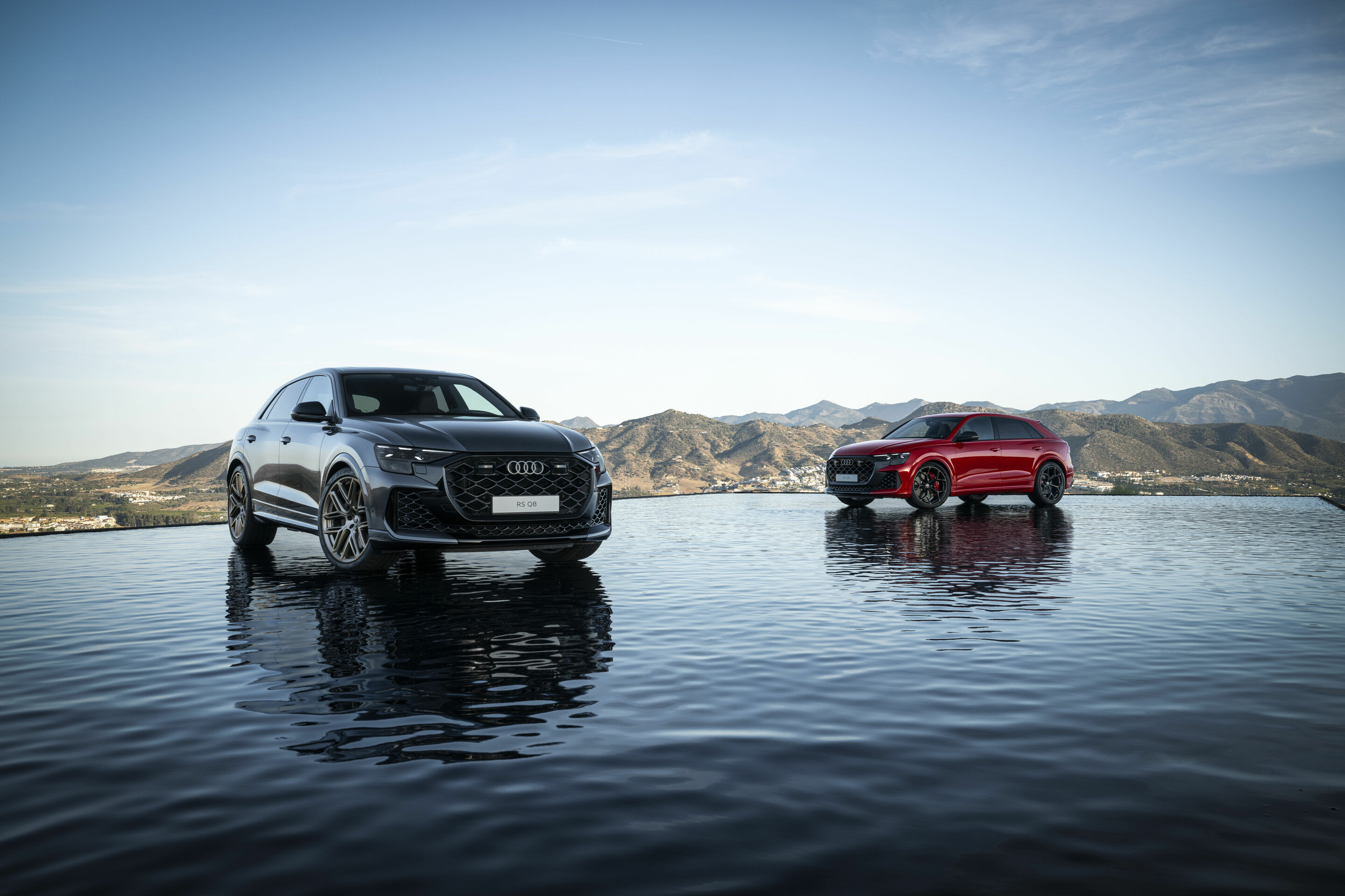 Audi RS Q8, Audi RS Q8 performance - Standaufnahme,
Audi RS Q8, Farbe: Daytonagrau Perleffekt,
Audi RS Q8 performance, Farbe: Chilirot Metallic