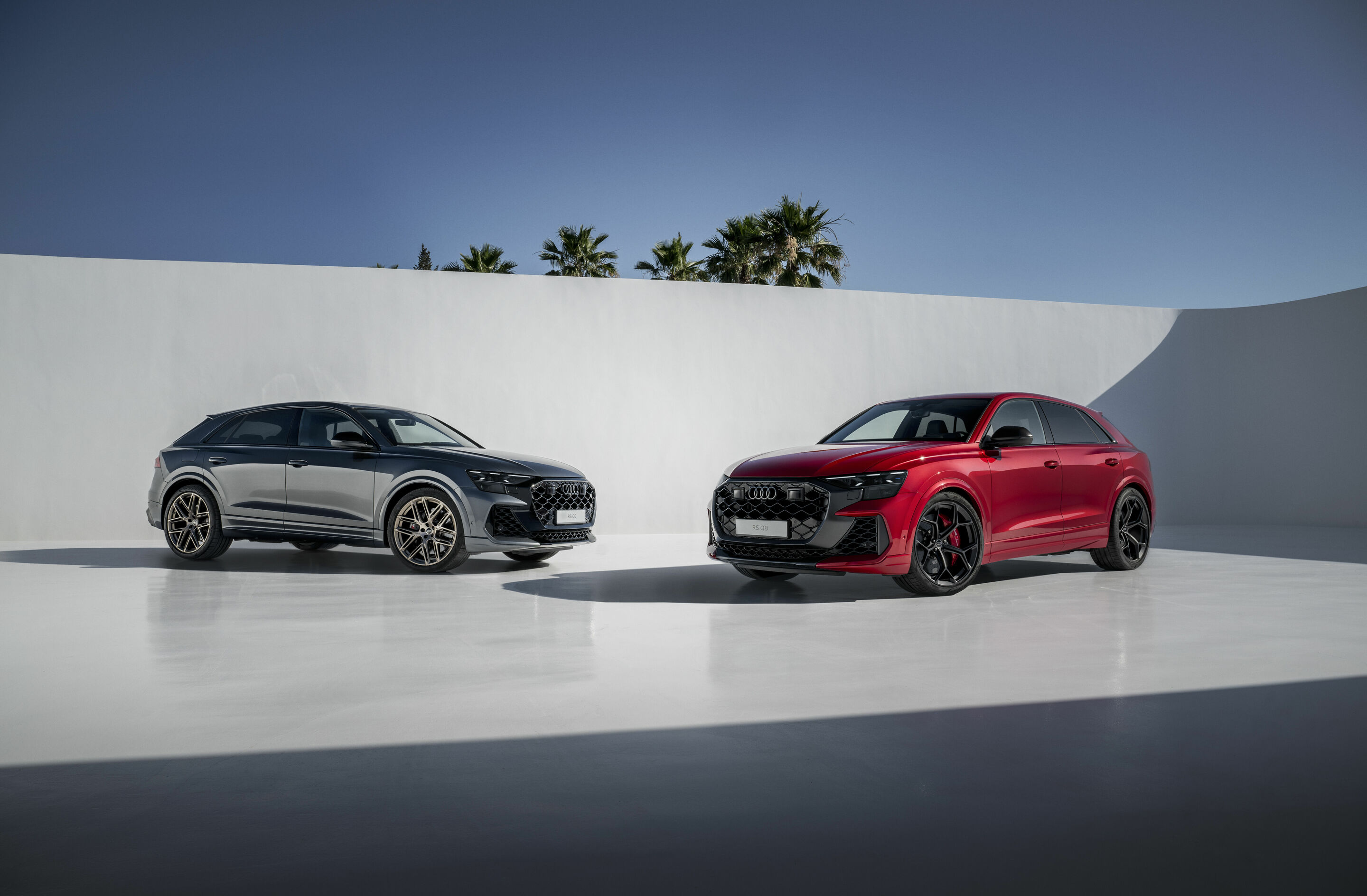 Audi RS Q8, Audi RS Q8 performance - Standaufnahme,
Audi RS Q8, Farbe: Daytonagrau Perleffekt, 
Audi RS Q8 performance, Farbe: Chilirot Metallic