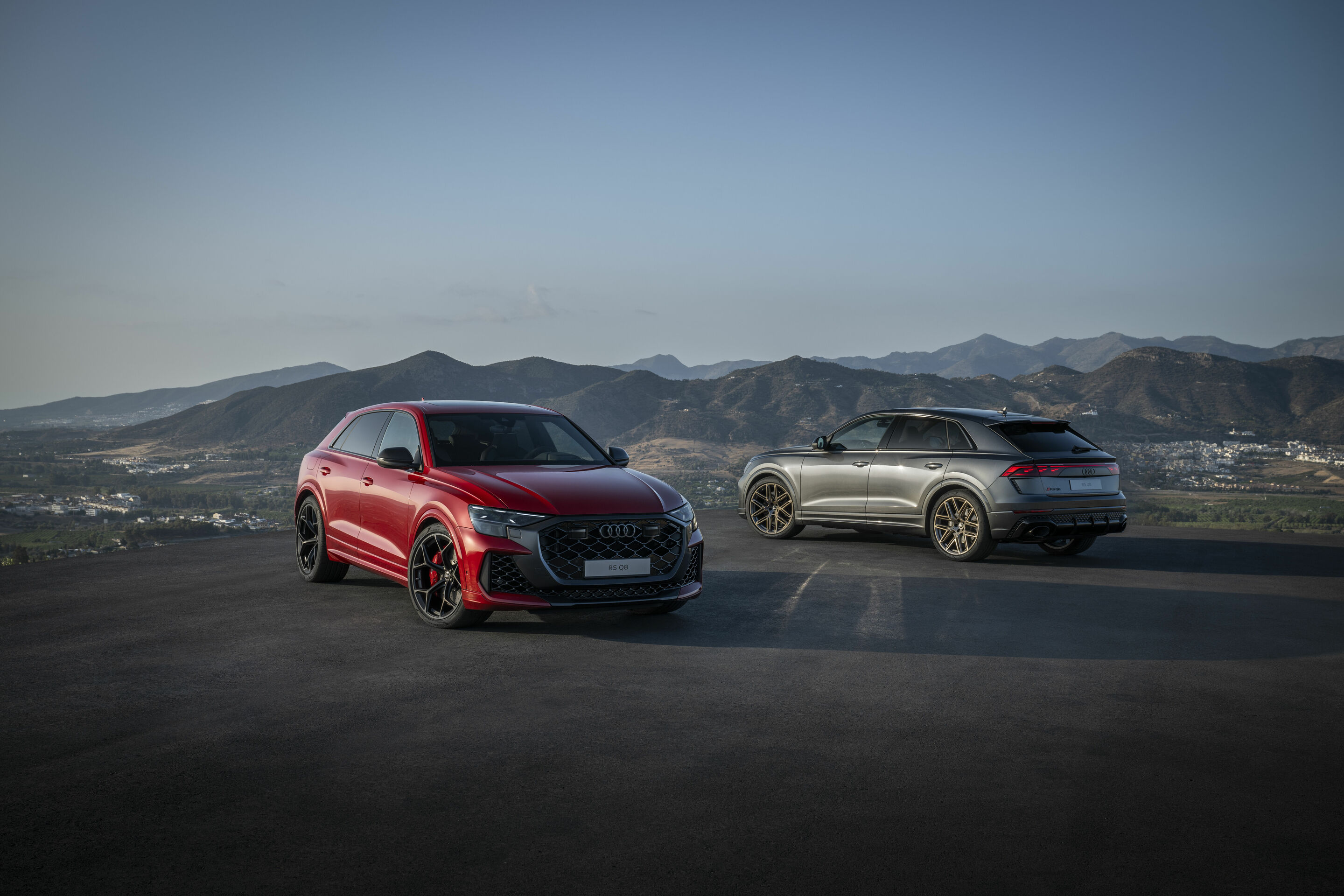 Audi RS Q8 performance, Audi RS Q8 - Standaufnahme,
Audi RS Q8 performance, Farbe: Chilirot Metallic.
Audi RS Q8, Farbe: Daytonagrau Perleffekt