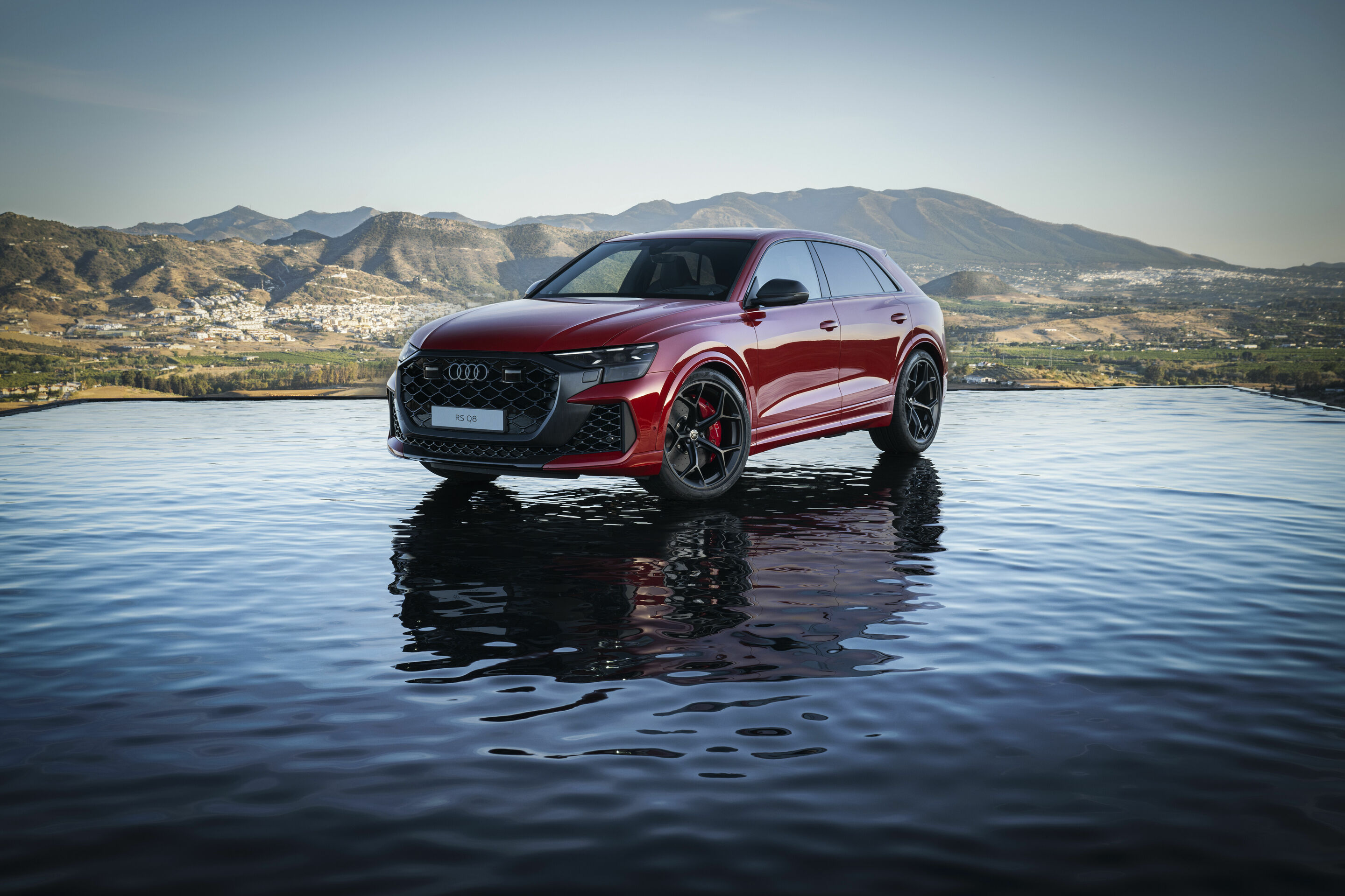Audi RS Q8 performance - Standaufnahme,
Farbe: Chilirot Metallic