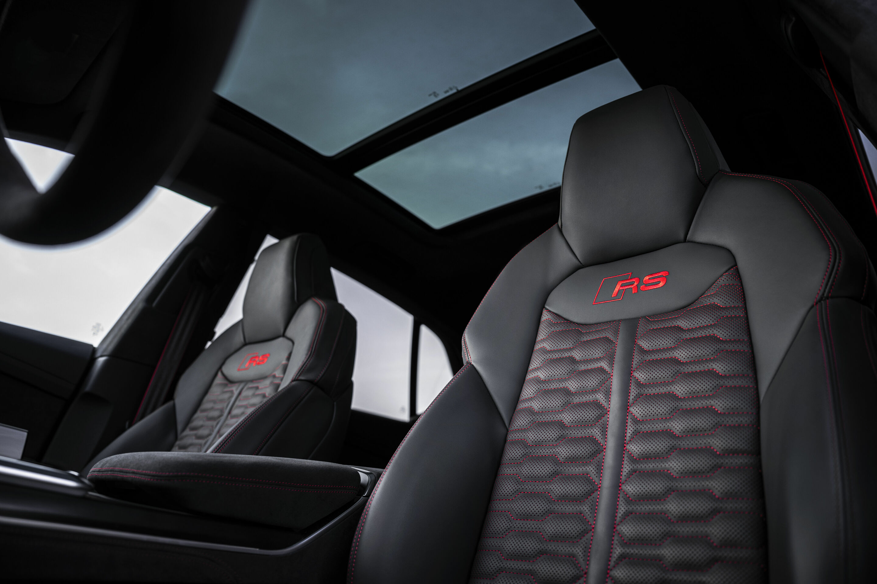 Audi RS Q8 performance - Innenraum,
Farbe: Chilirot Metallic